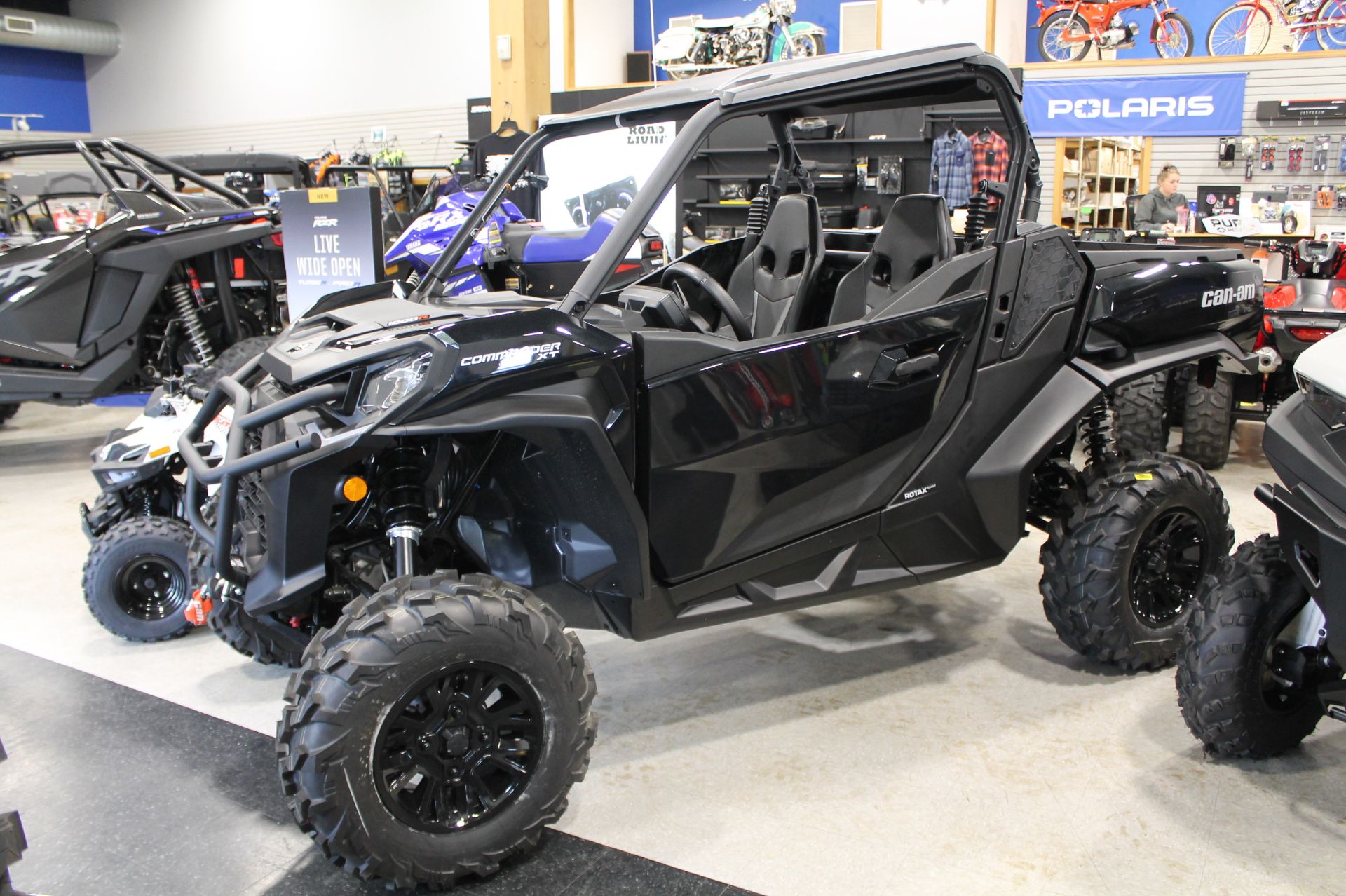 2026 Commander XT 700