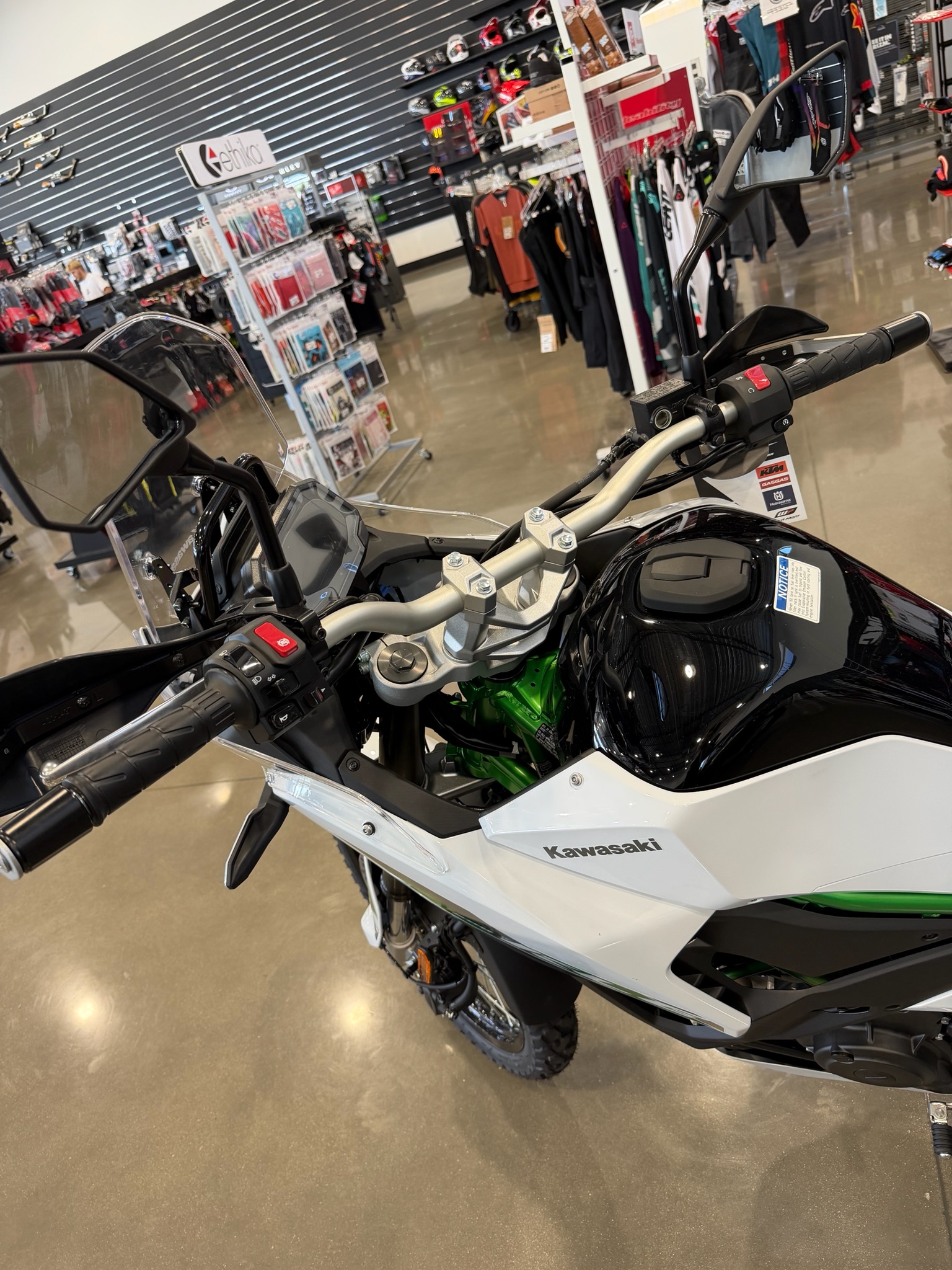 2026 Kawasaki KLE®500 SE ABS 4