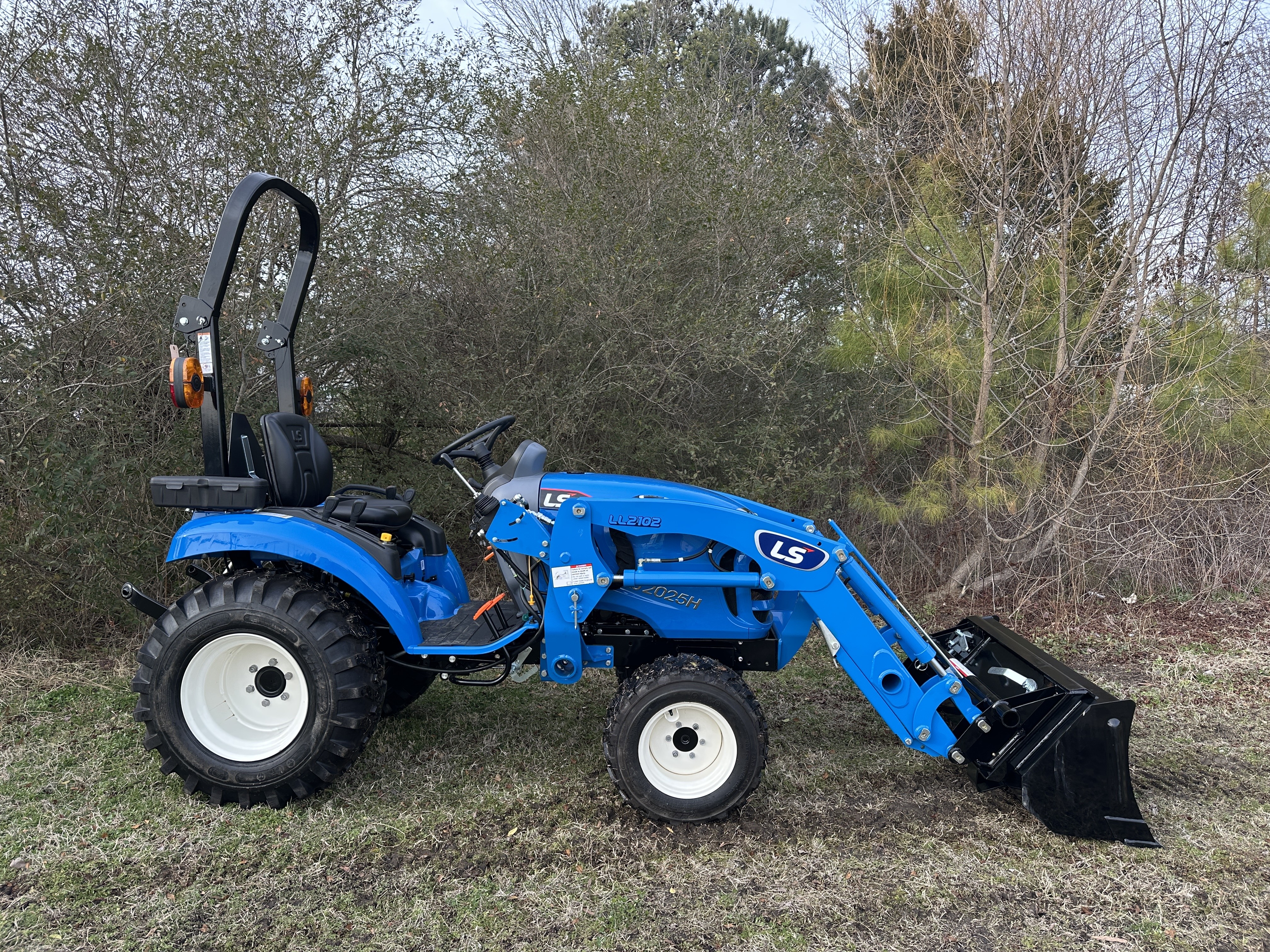 New 2026 LS Tractor XJ2025HL W/LL2102 Loader & 50
