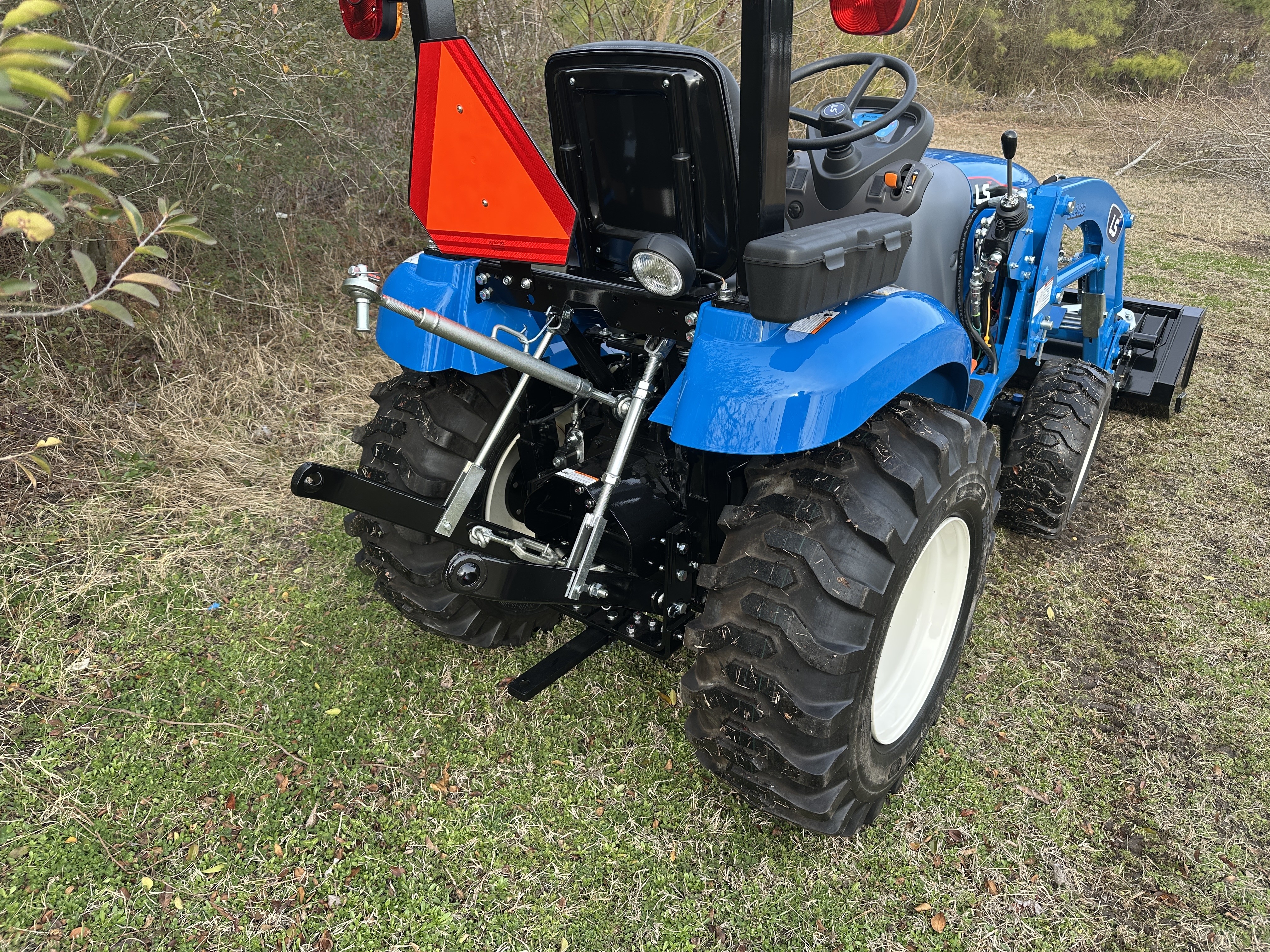 New 2026 LS Tractor XJ2025HL W/LL2102 Loader & 50
