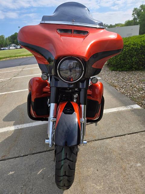 2017 Harley-Davidson CVO™ Street Glide® in Rock Falls, Illinois - Photo 5