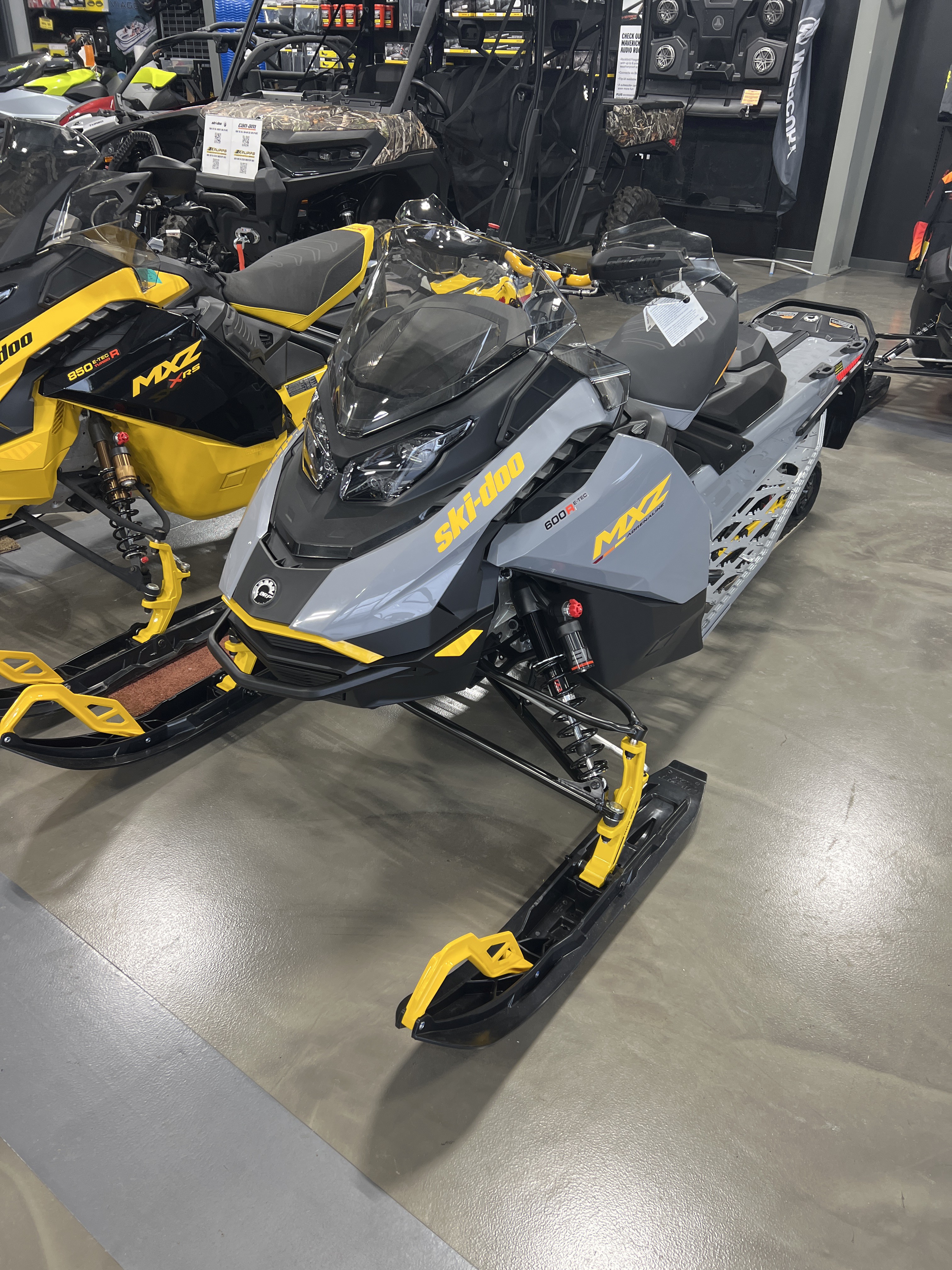 2026 Ski-Doo MXZ Adrenaline w/ Blizzard Package 137 600R E-TEC ES