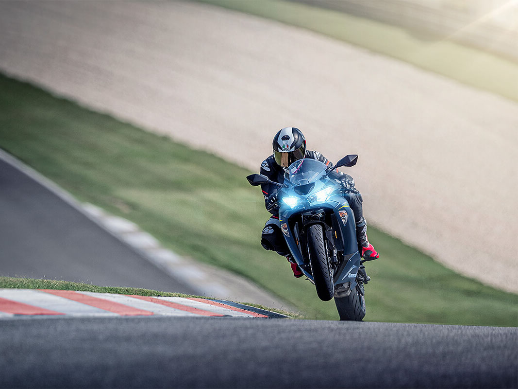 Compare Models | 2023 Kawasaki Ninja ZX-6R and 2023 Kawasaki