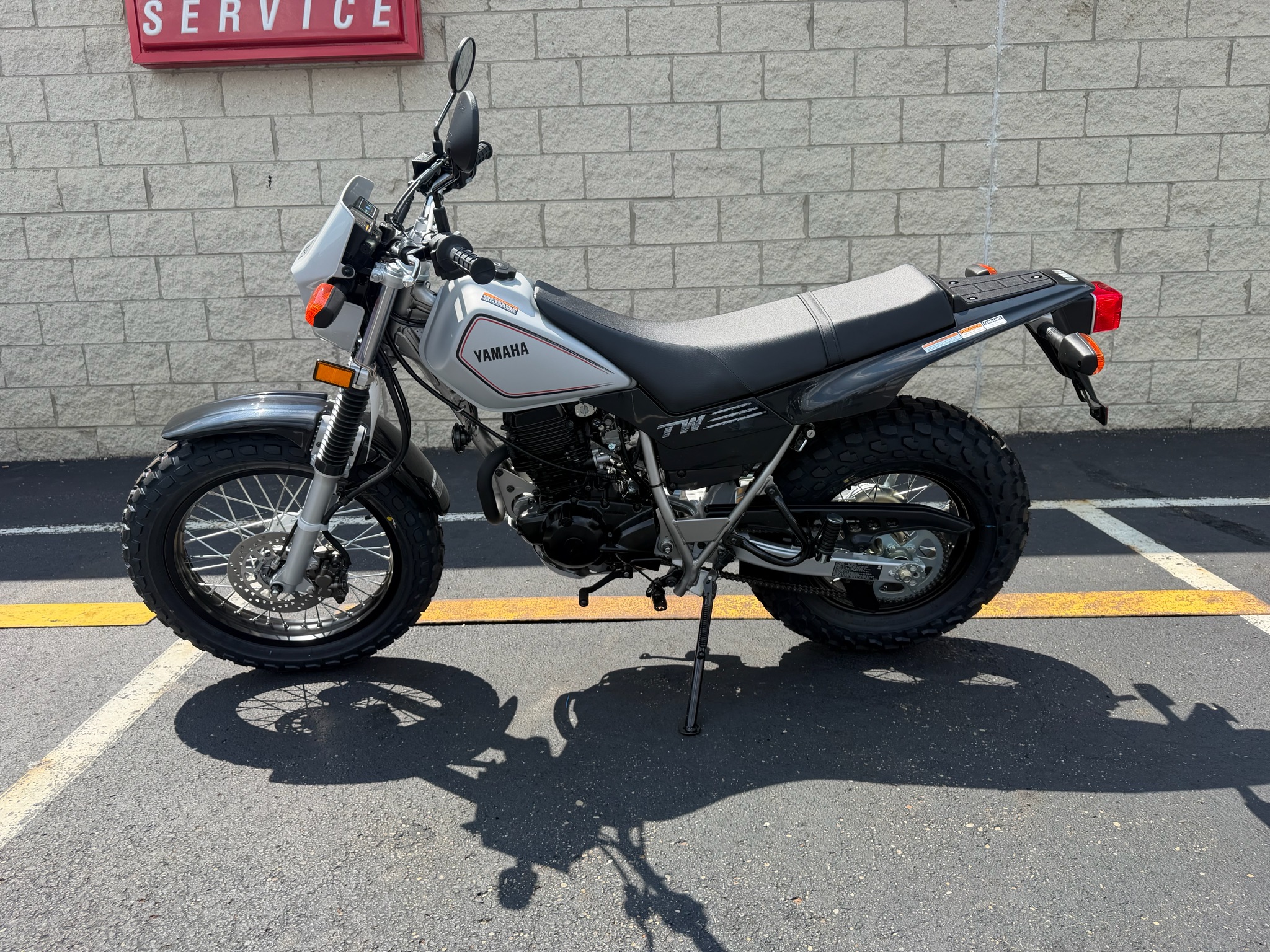 2027 Yamaha TW200 10