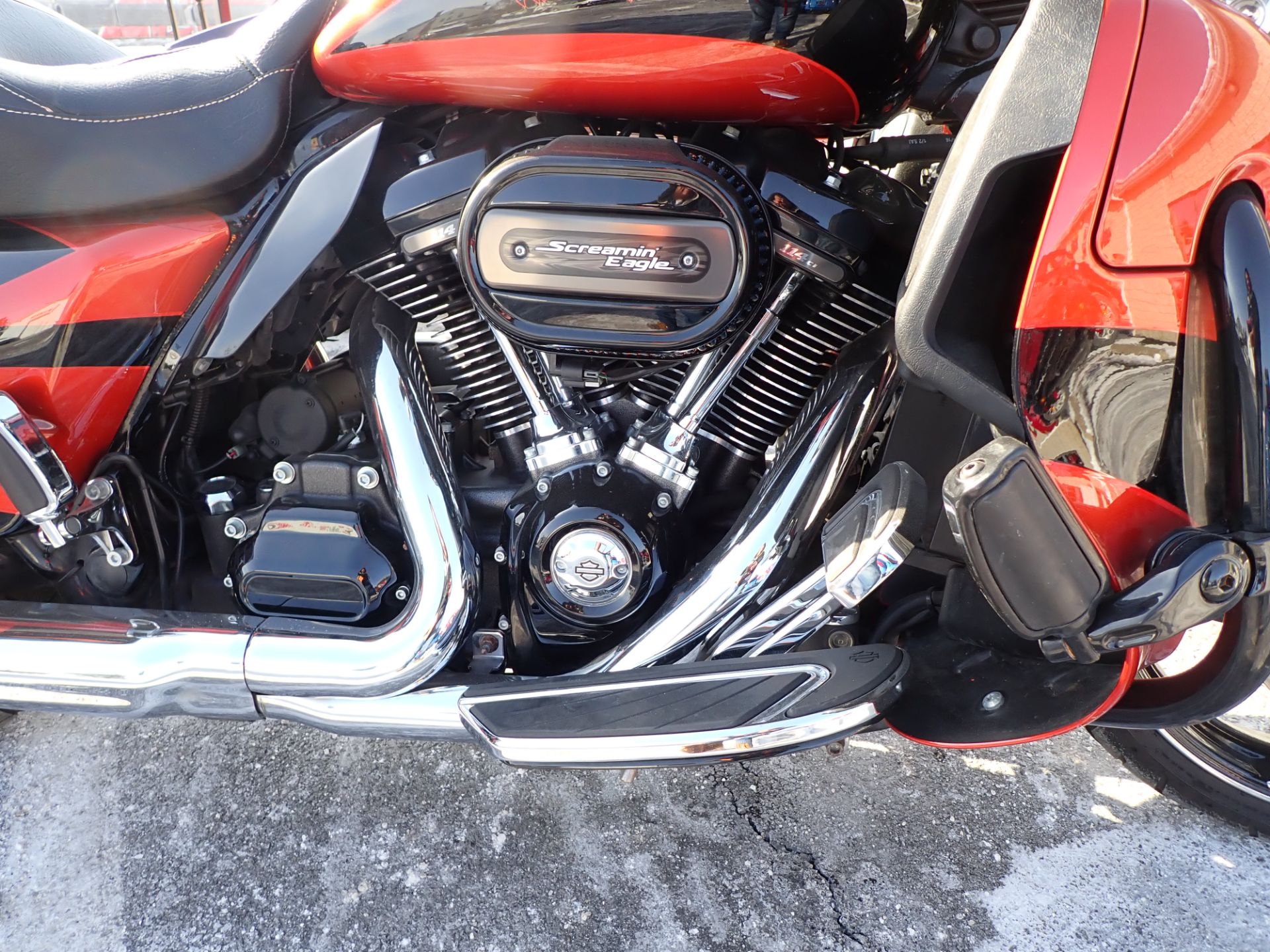 2017 Harley-Davidson CVO™ Street Glide® in Massillon, Ohio - Photo 4