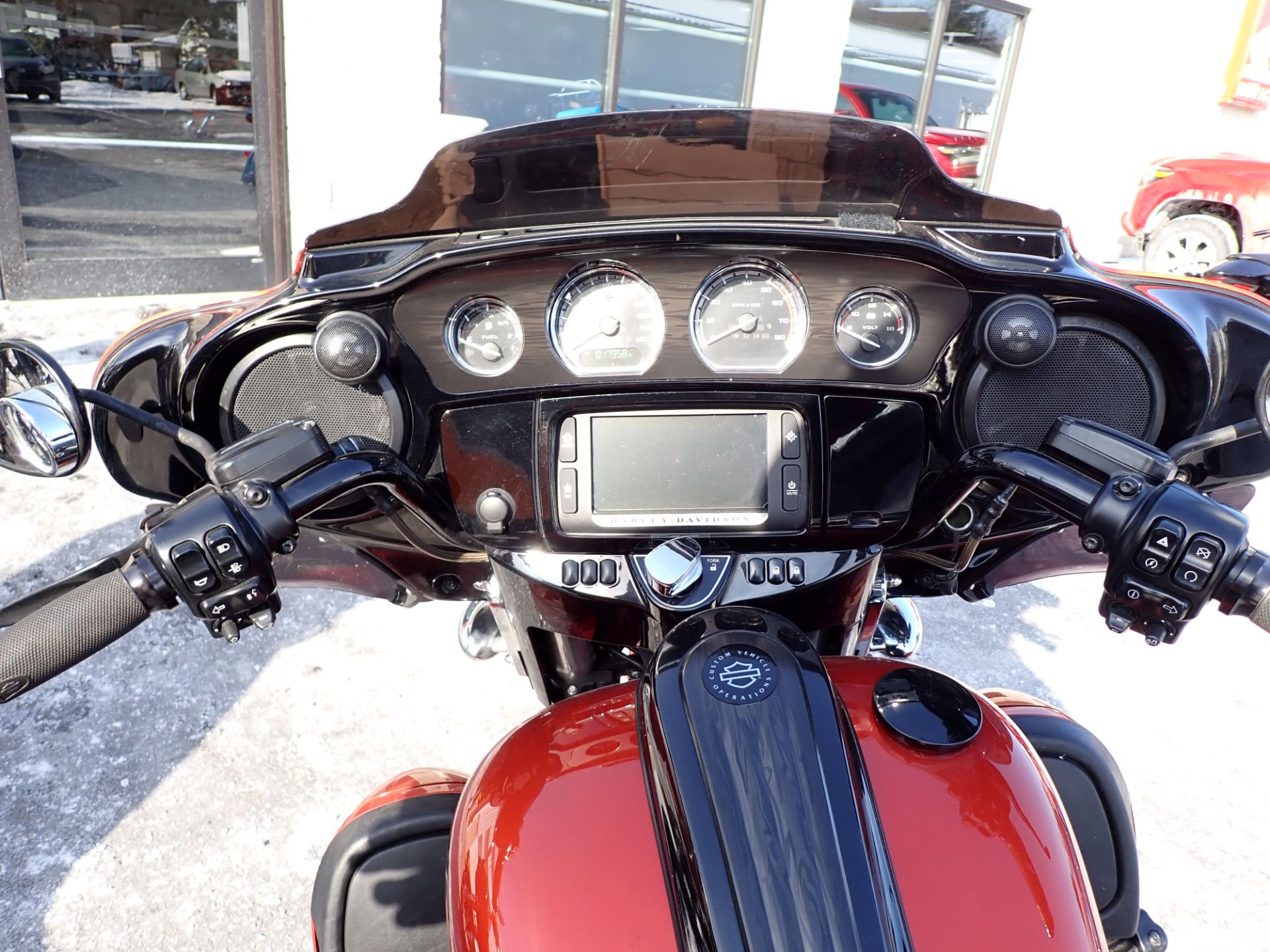 2017 Harley-Davidson CVO™ Street Glide® in Massillon, Ohio - Photo 11