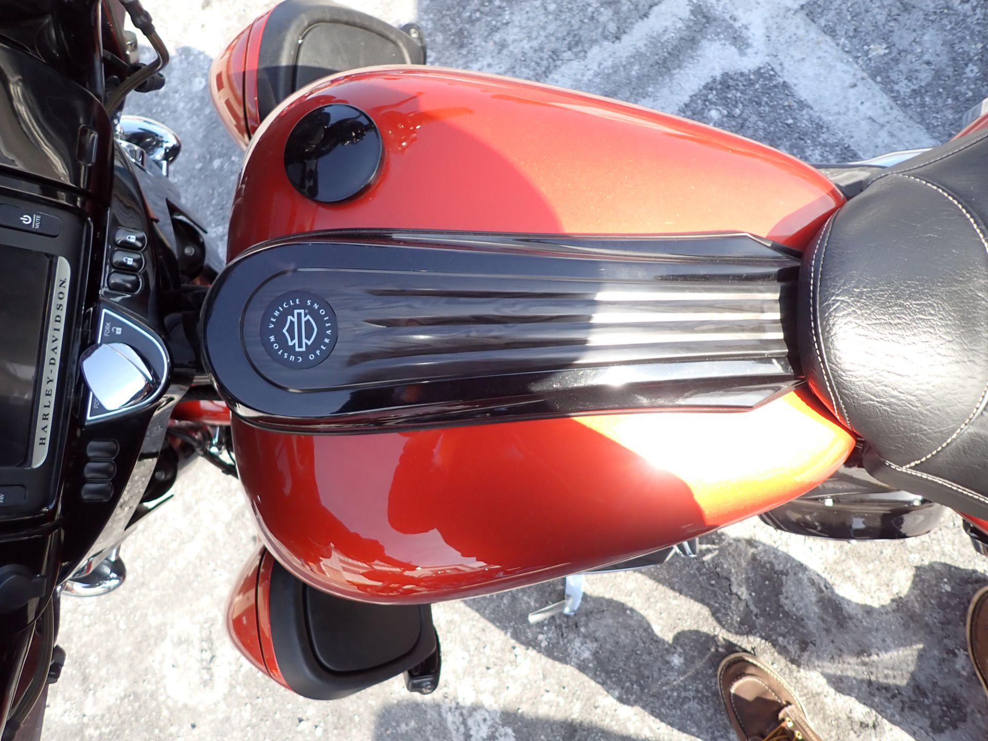 2017 Harley-Davidson CVO™ Street Glide® in Massillon, Ohio - Photo 12