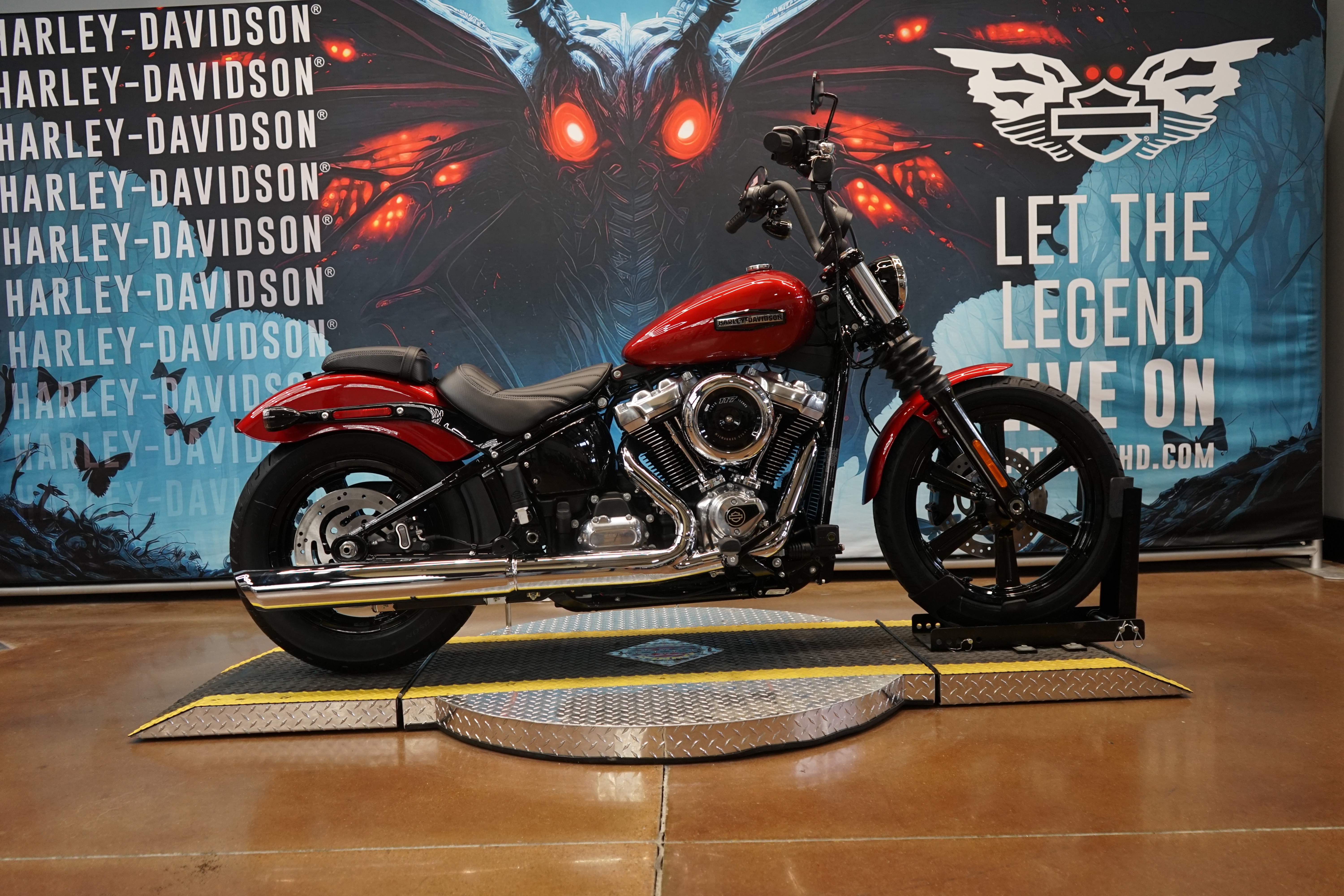 チョッパーバイクミニチュアブラックレッドHarley Davidson bike New 2026 Harley-Davidson Street Bob® Brilliant Red Chrome Two-Up