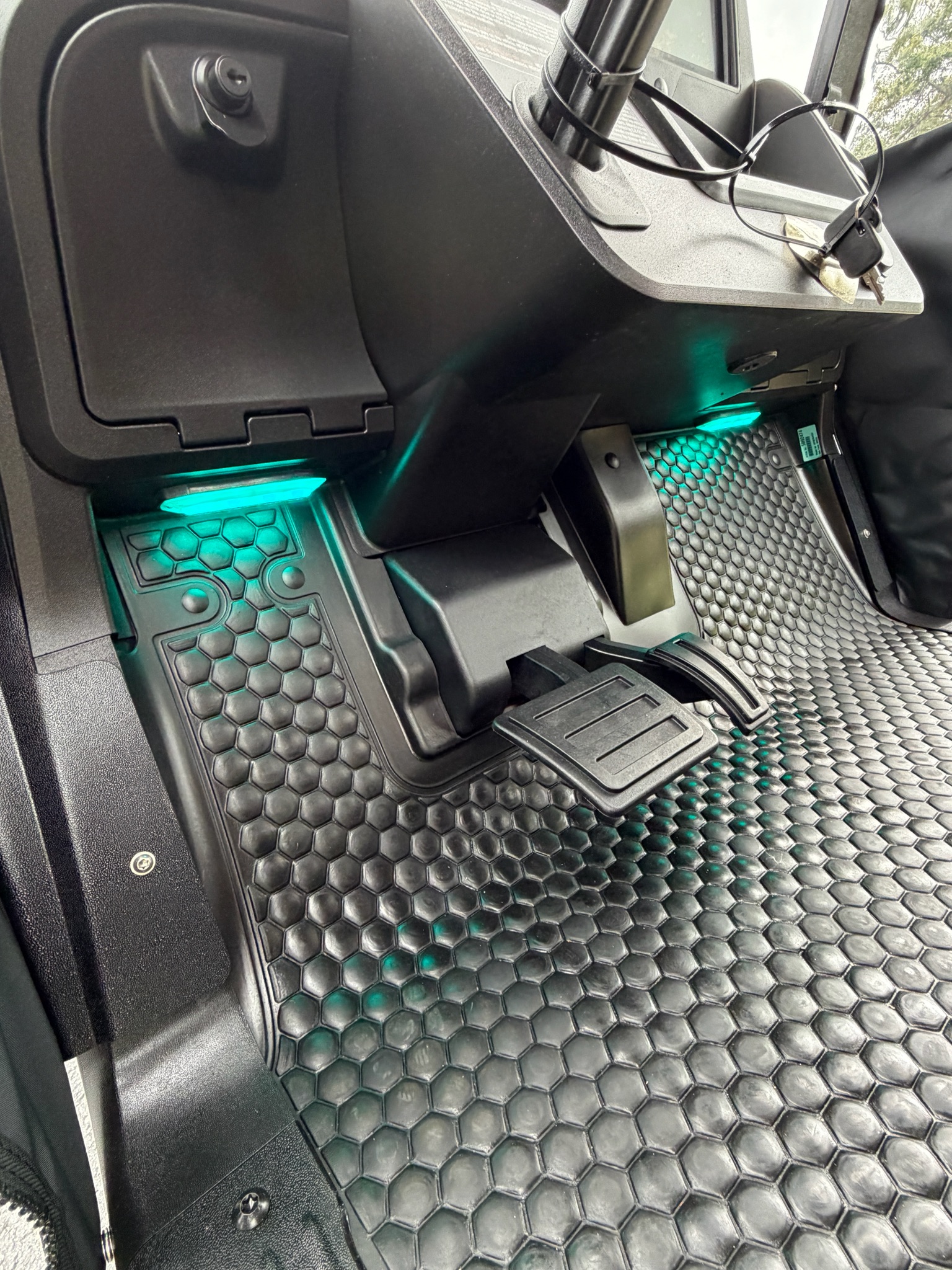 2026 E-Z-GO RXV 4 Touring STL Elite Lithium — photo 3