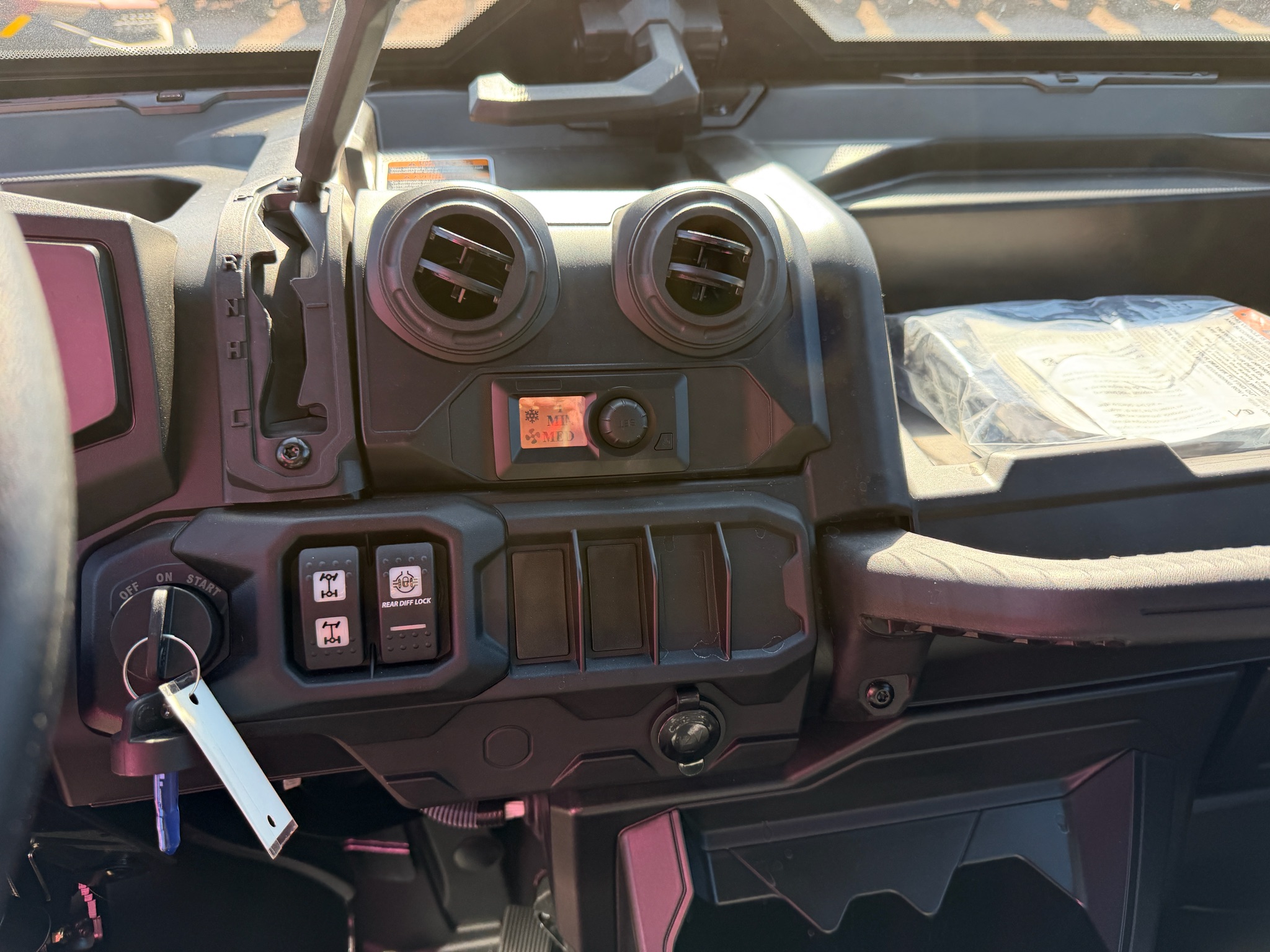 2027 Can-Am™ Defender DPS CAB HD10 9
