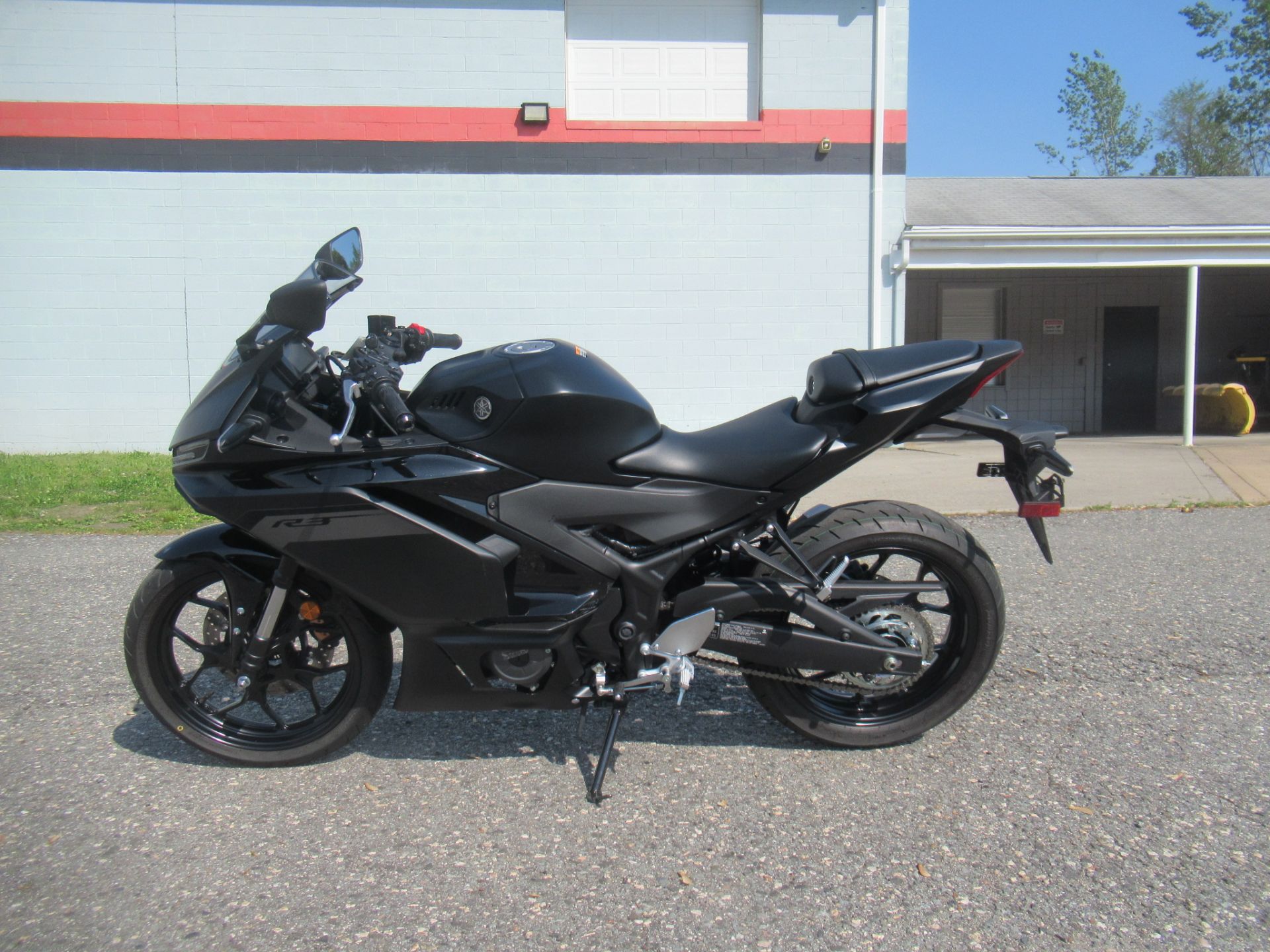 2025 Yamaha YZF-R3 5