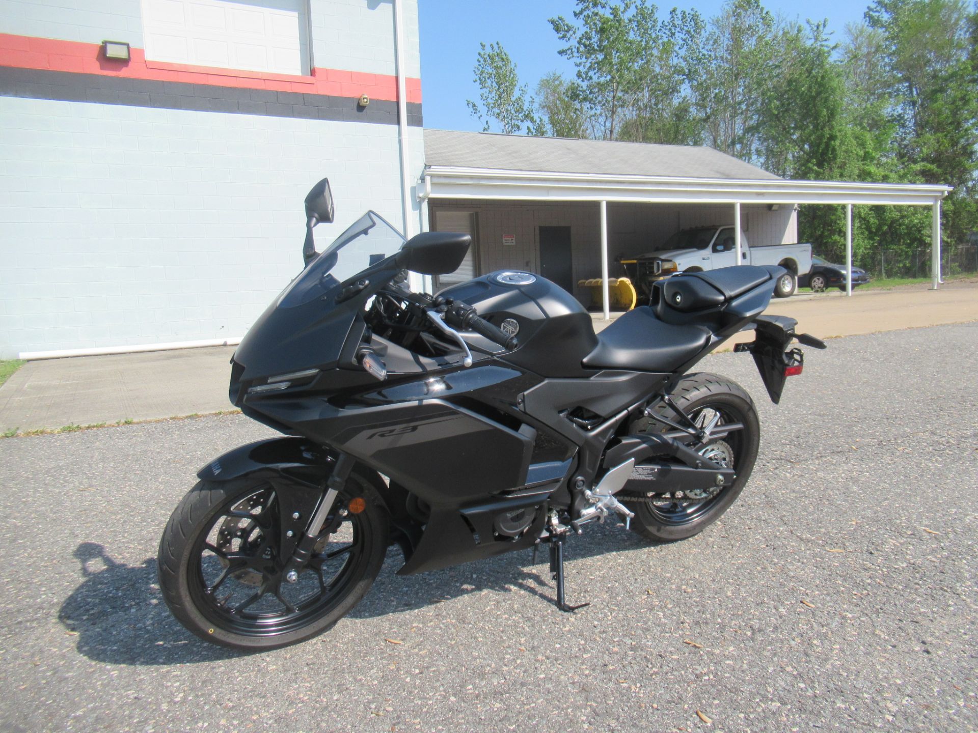 2025 Yamaha YZF-R3 6