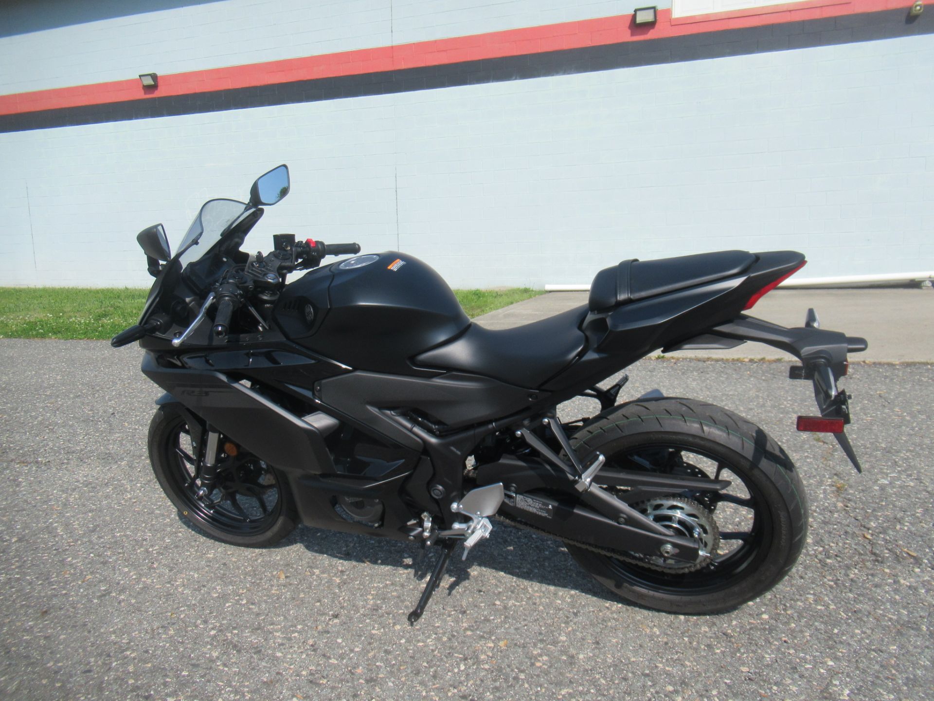 2025 Yamaha YZF-R3 7