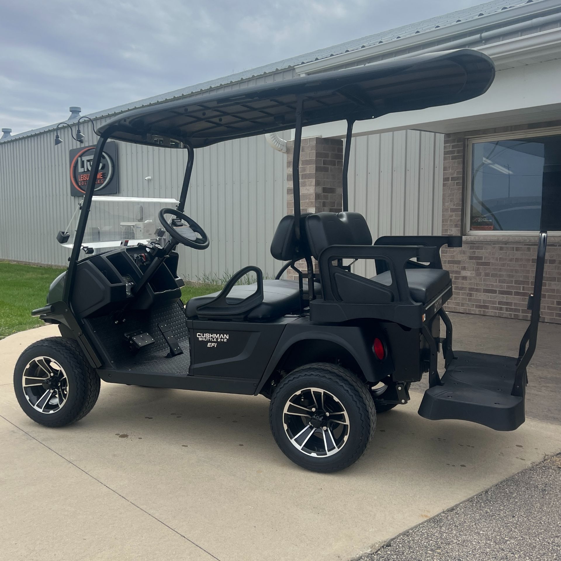 2024 Cushman Shuttle 2+2 EFI Gas in New Hampton, Iowa - Photo 3