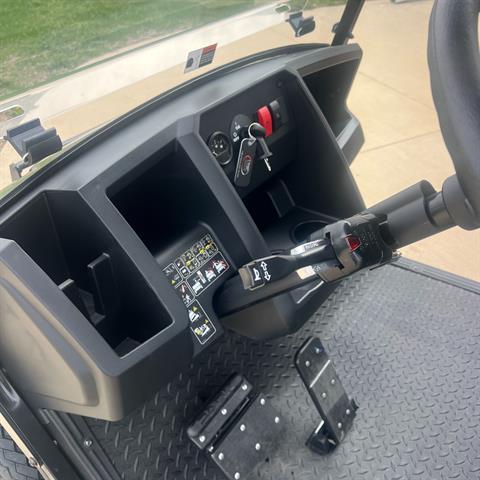 2024 Cushman Shuttle 2+2 EFI Gas in New Hampton, Iowa - Photo 4