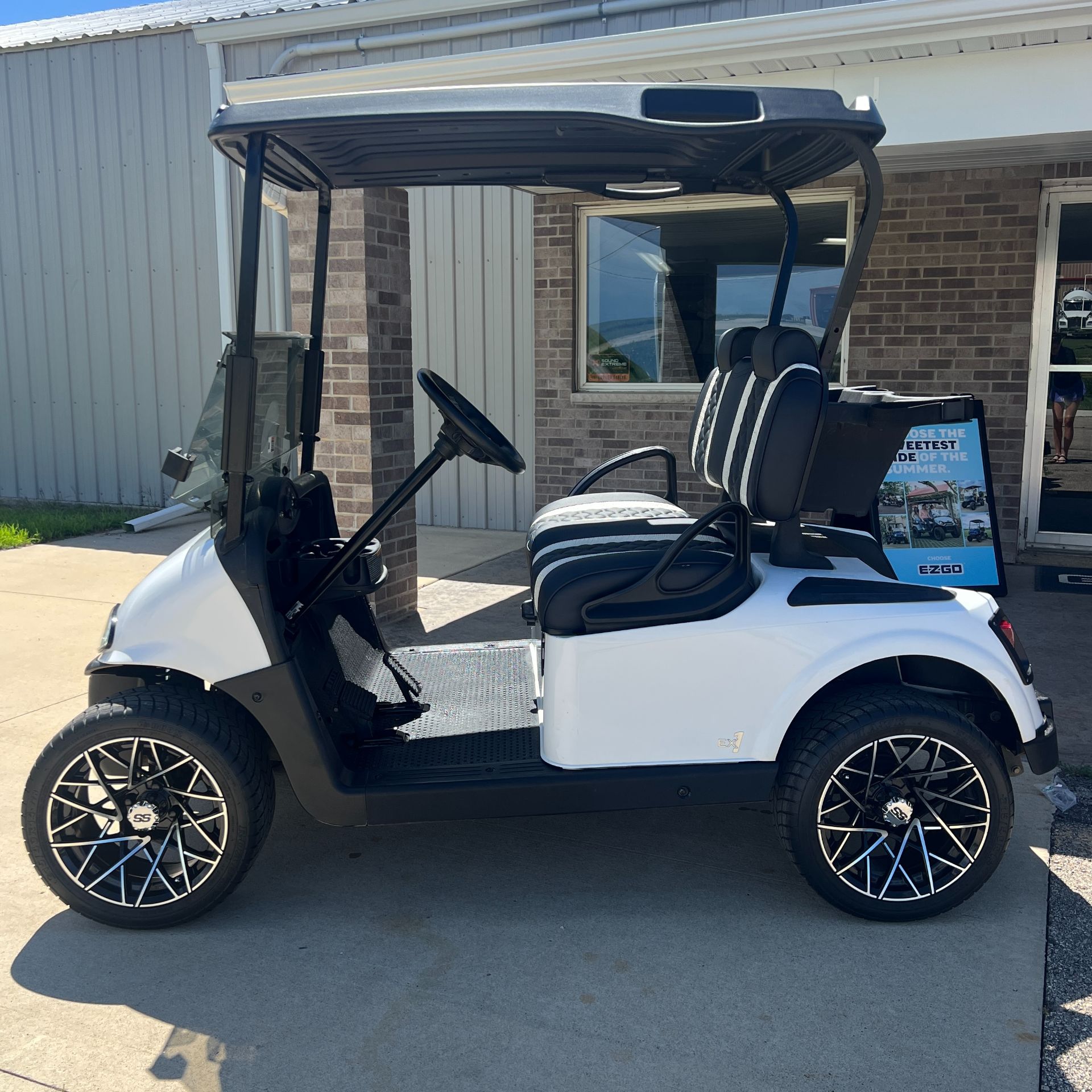 2022 E-Z-GO RXV Gas in New Hampton, Iowa - Photo 2