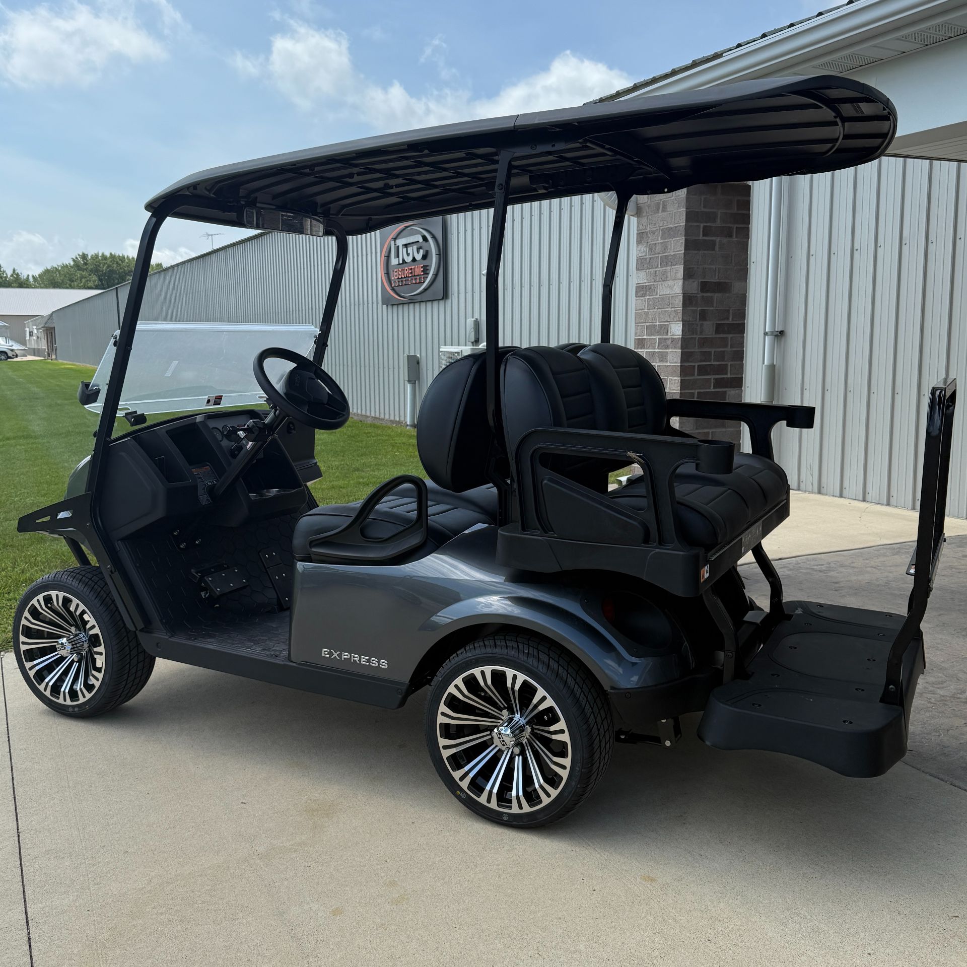 2026 E-Z-GO Express 4 Cruiser 13.5 Gas in New Hampton, Iowa - Photo 3