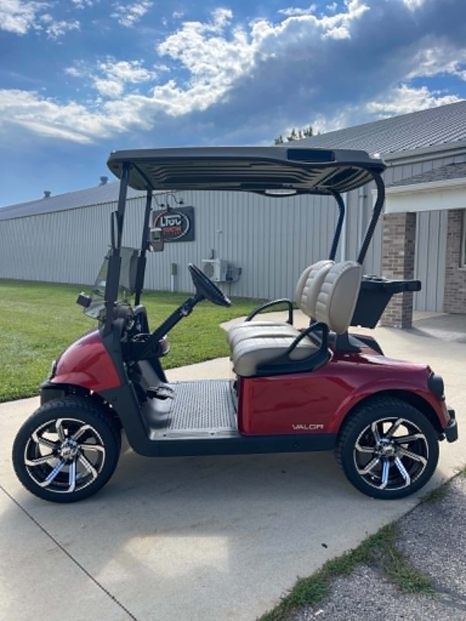 2023 EZGO Valor photo 2