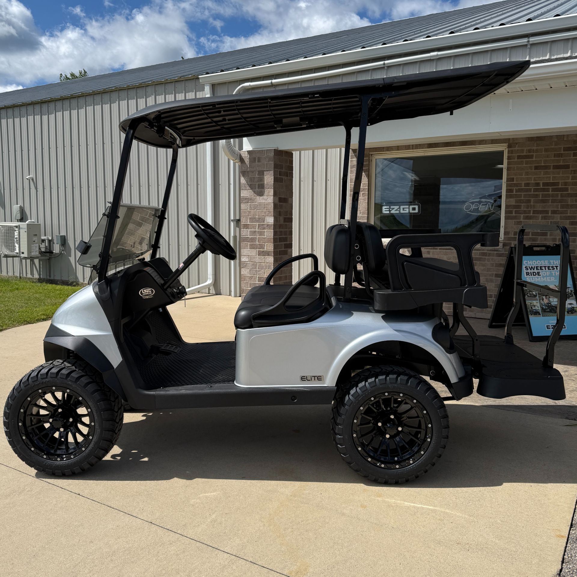 2026 E-Z-GO RXV 4 Summit X ELiTE Lithium in New Hampton, Iowa - Photo 2