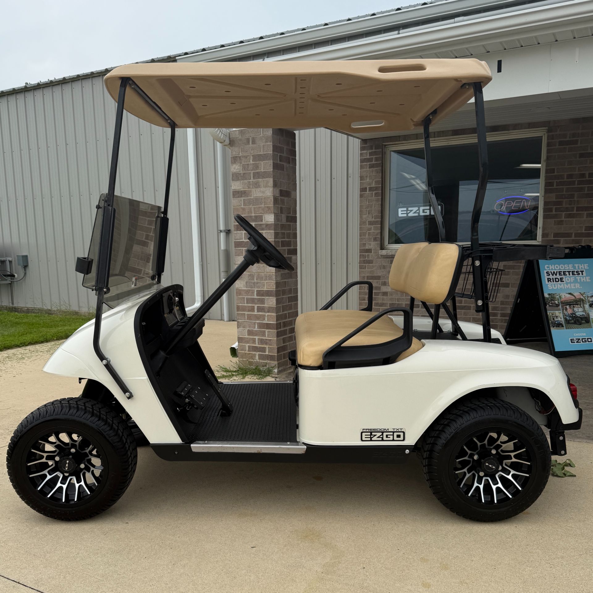 2013 E-Z-GO TXT Freedom Gasoline in New Hampton, Iowa - Photo 2