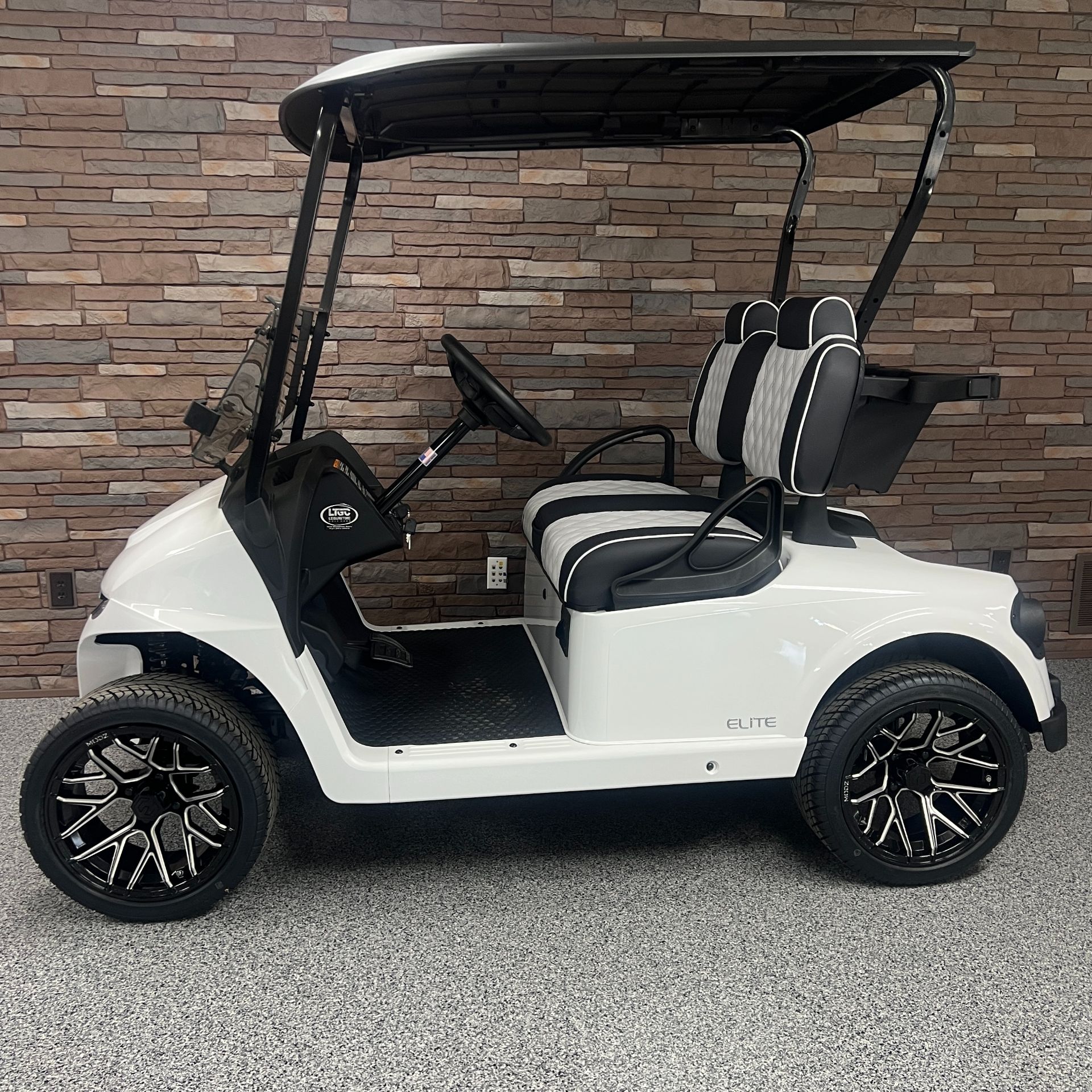 2026 E-Z-GO RXV 2 Freedom EX1 Gas in New Hampton, Iowa - Photo 2