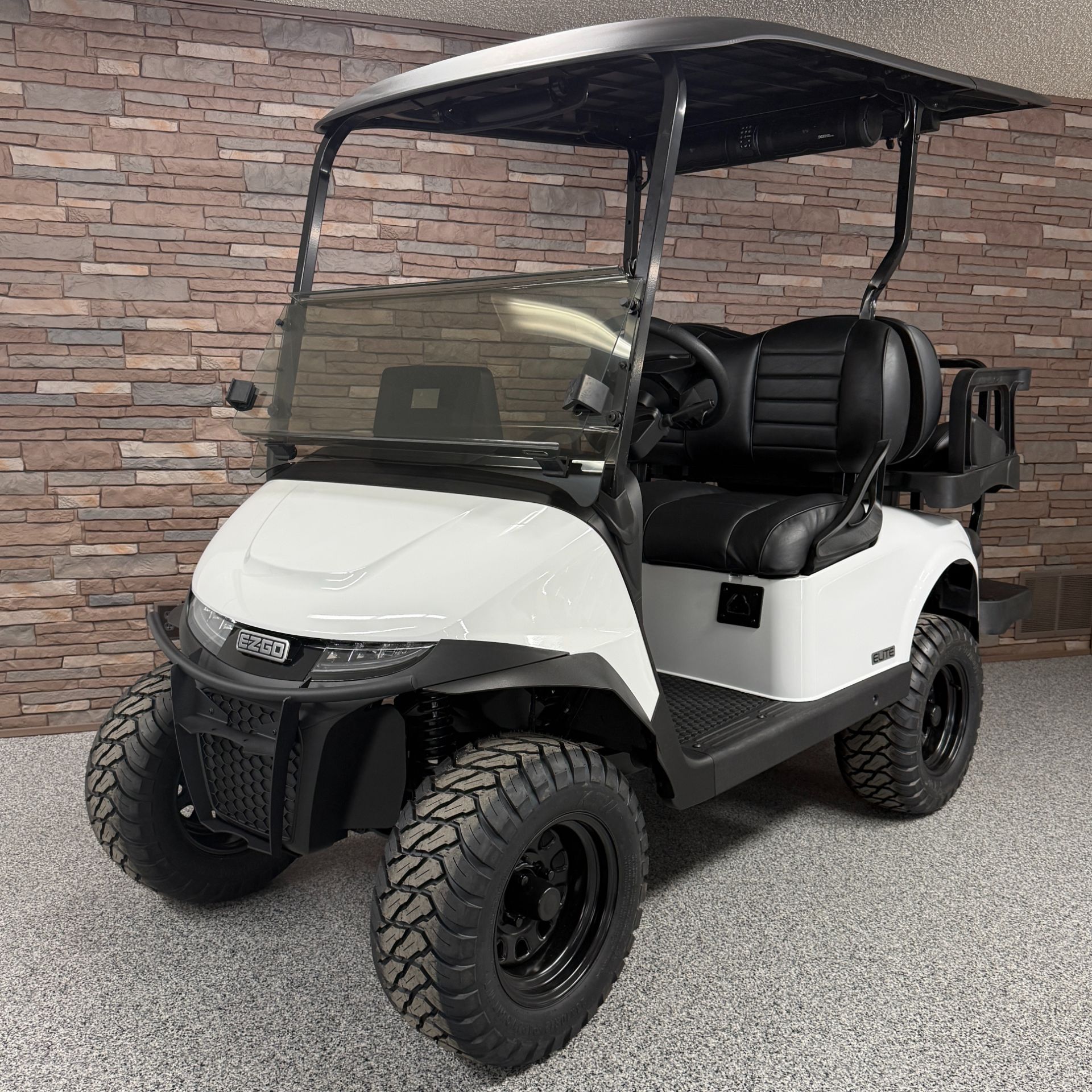 2026 E-Z-GO RXV 4 Summit XT ELiTE Lithium in New Hampton, Iowa - Photo 2