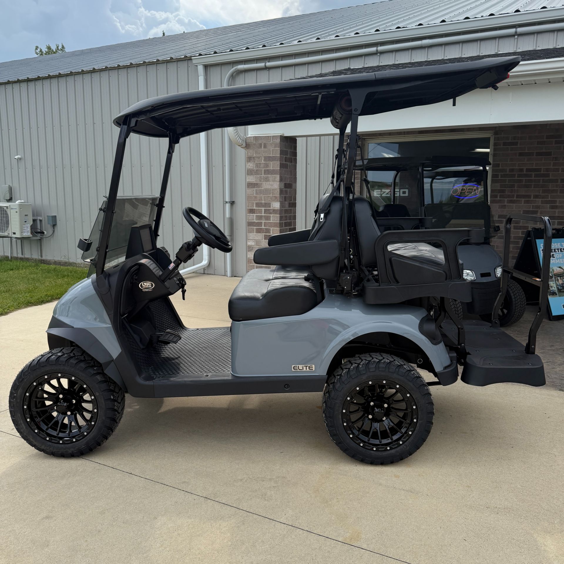 2026 E-Z-GO RXV 4 Summit XTL ELiTE Lithium in New Hampton, Iowa - Photo 2