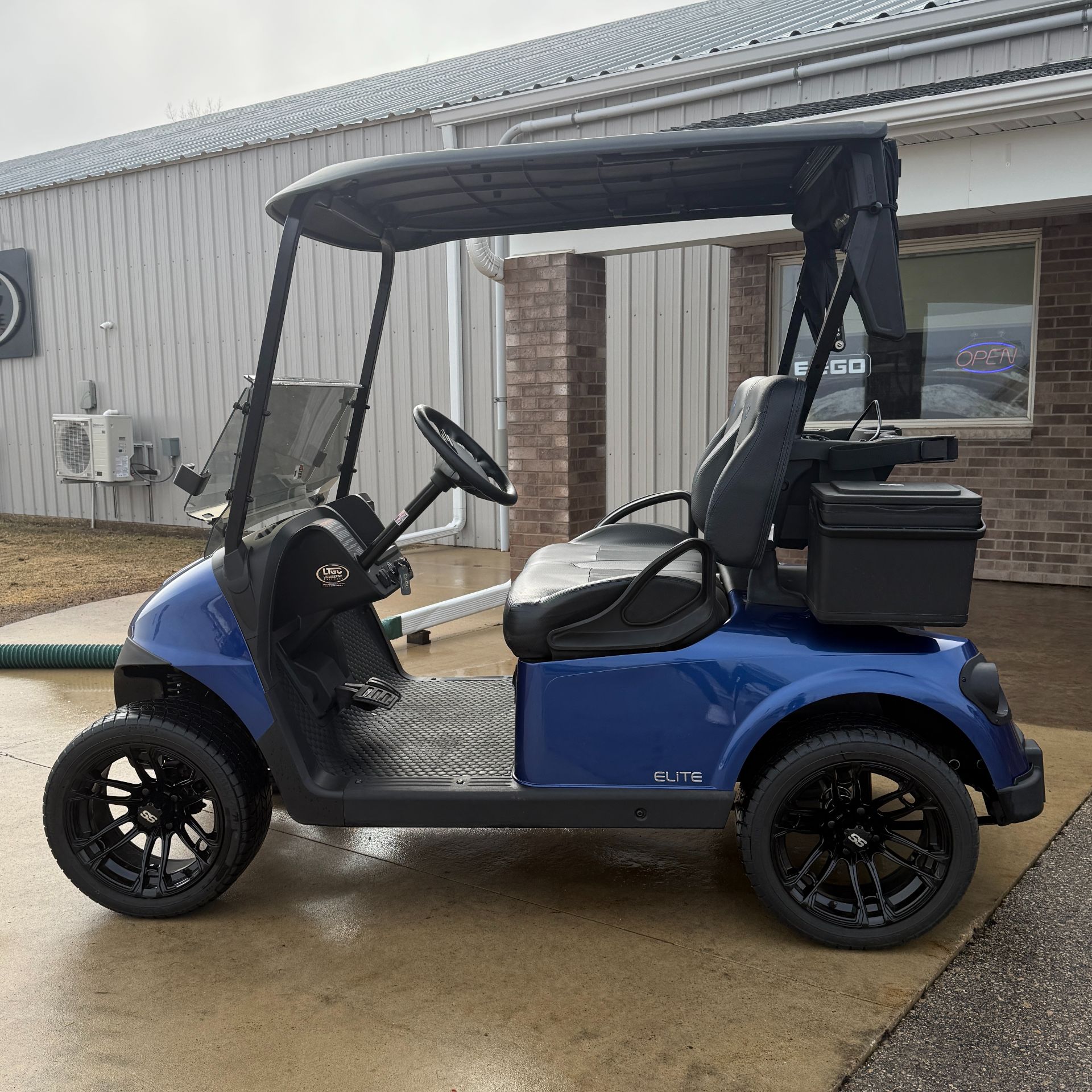 2025 E-Z-GO Freedom RXV ELiTE Lithium in New Hampton, Iowa - Photo 2