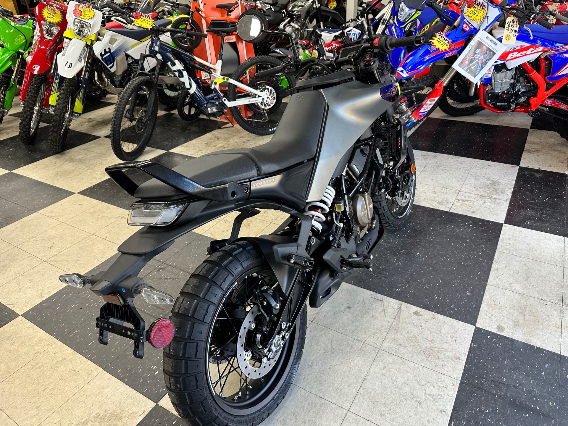 COMMODO GAUCHE HUSQVARNA SVARTPILEN 2021-2024 / NE 66964