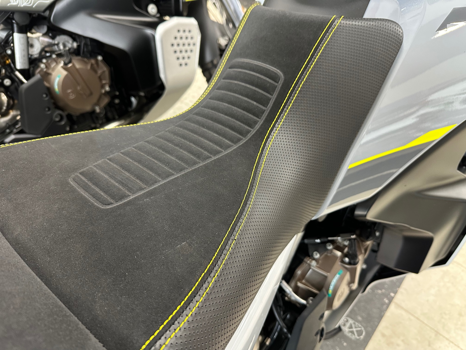 2025 Husqvarna Norden 901 8