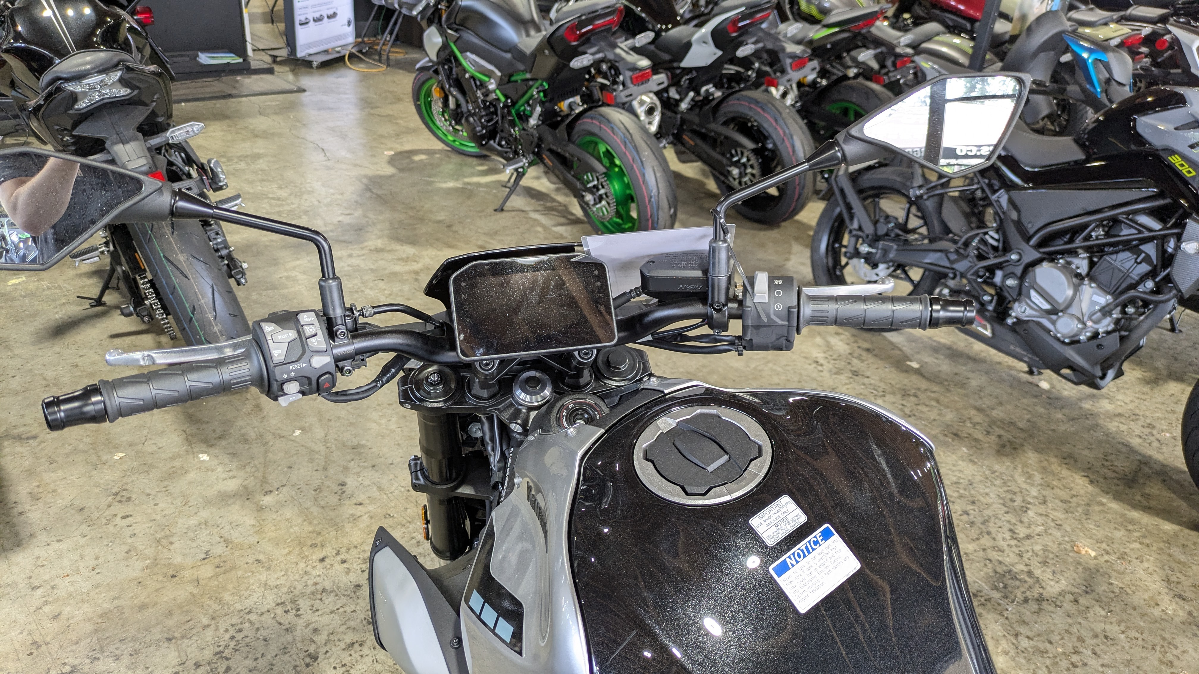 2025 Kawasaki Z900 ABS 5