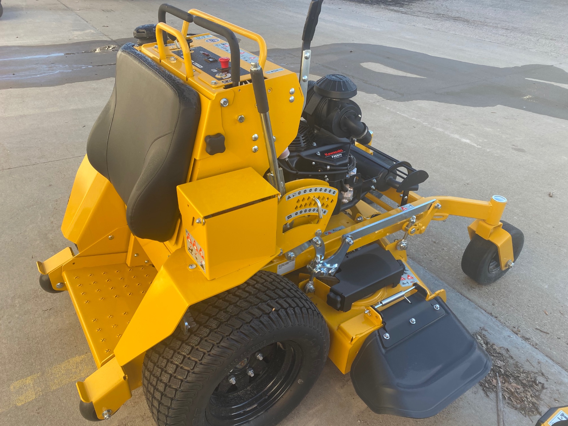 2025 Hustler Turf Equipment Super S 48 in. Kawasaki FX691 22 hp in Topeka, Kansas - Photo 3