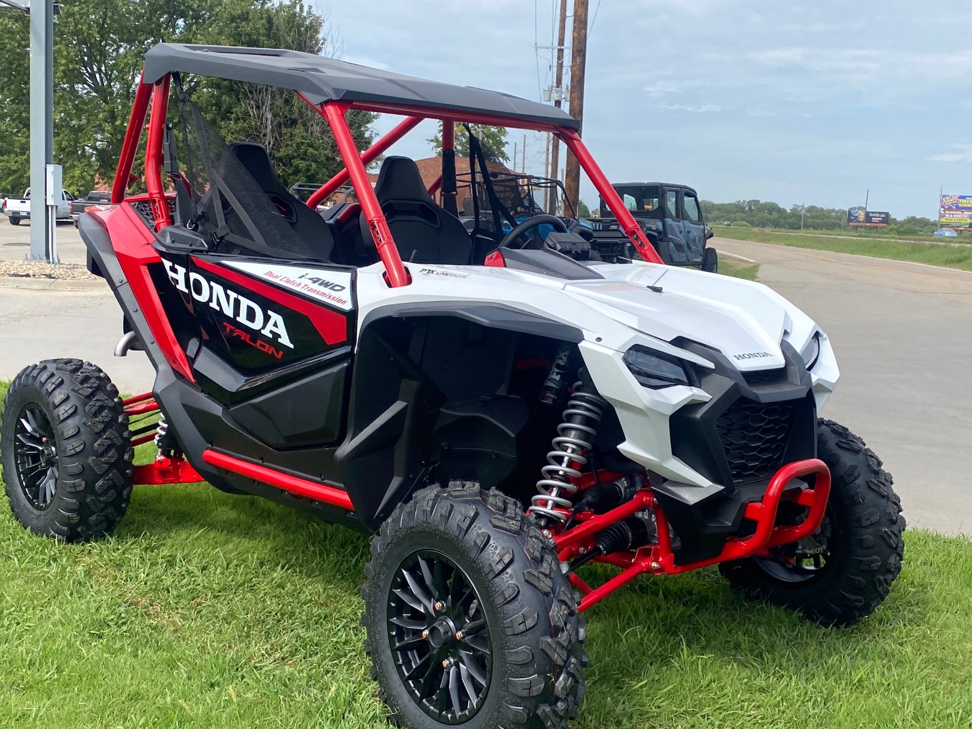 2025 Honda Talon 1000R FOX Live Valve in Topeka, Kansas - Photo 2