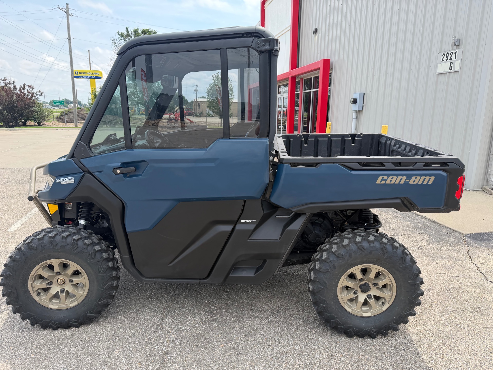 2025 Can-Am Defender Limited in Topeka, Kansas - Photo 4