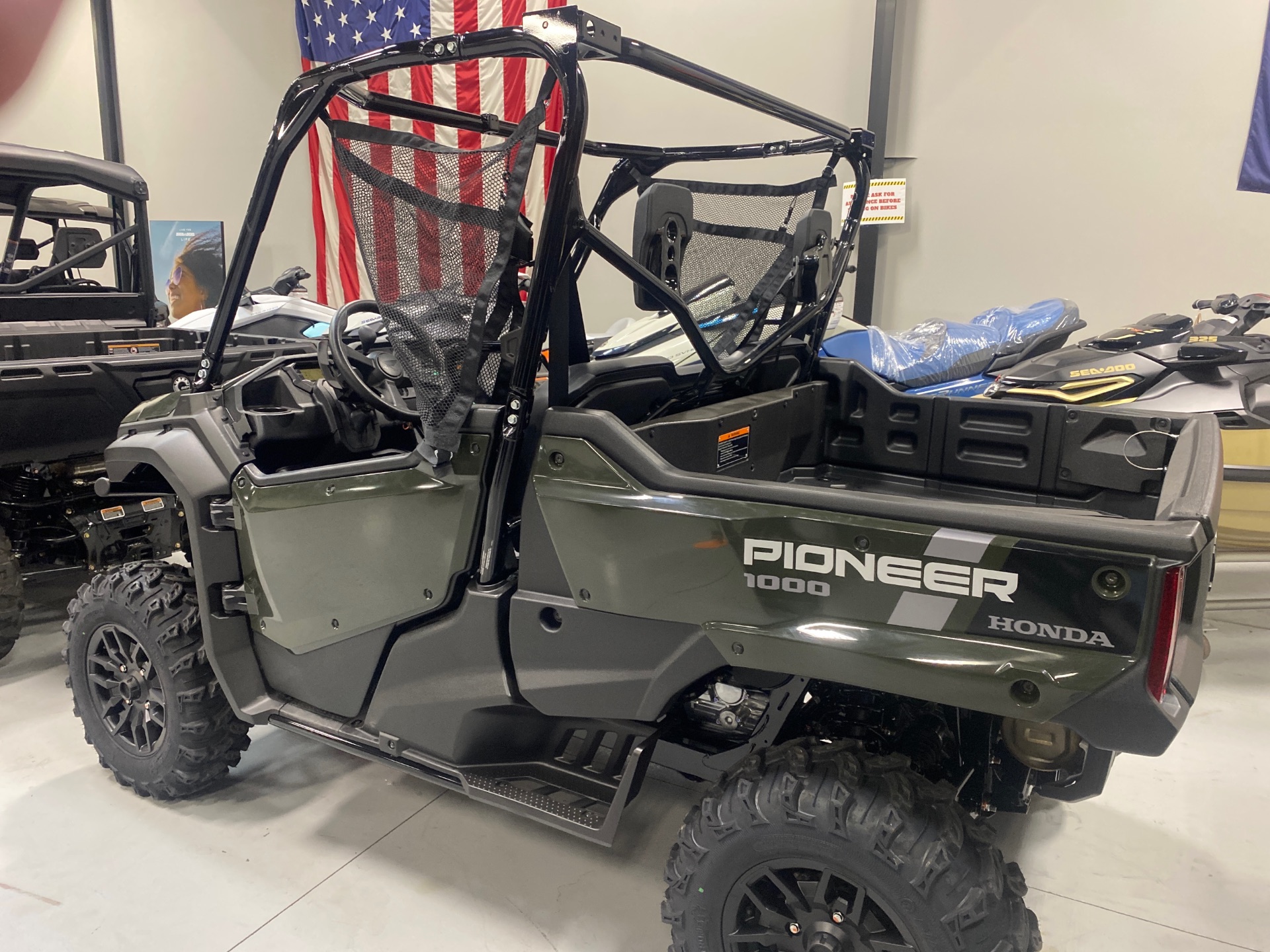 2025 Honda Pioneer 1000 Deluxe in Topeka, Kansas - Photo 2