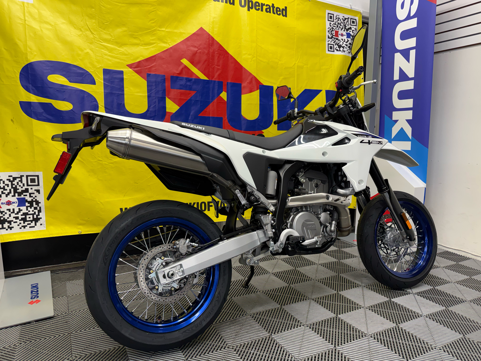 スズム No Cry. New 2025 Suzuki DR-Z4SM Motorcycles in Van Nuys, CA | SUZ100383