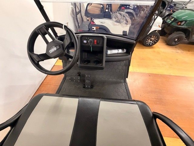 2025 EZGO Express photo 4