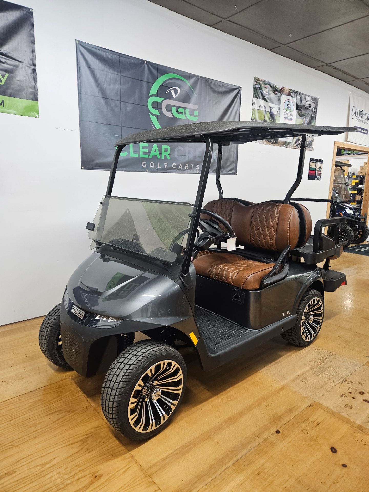 2025 EZGO RXV photo 2