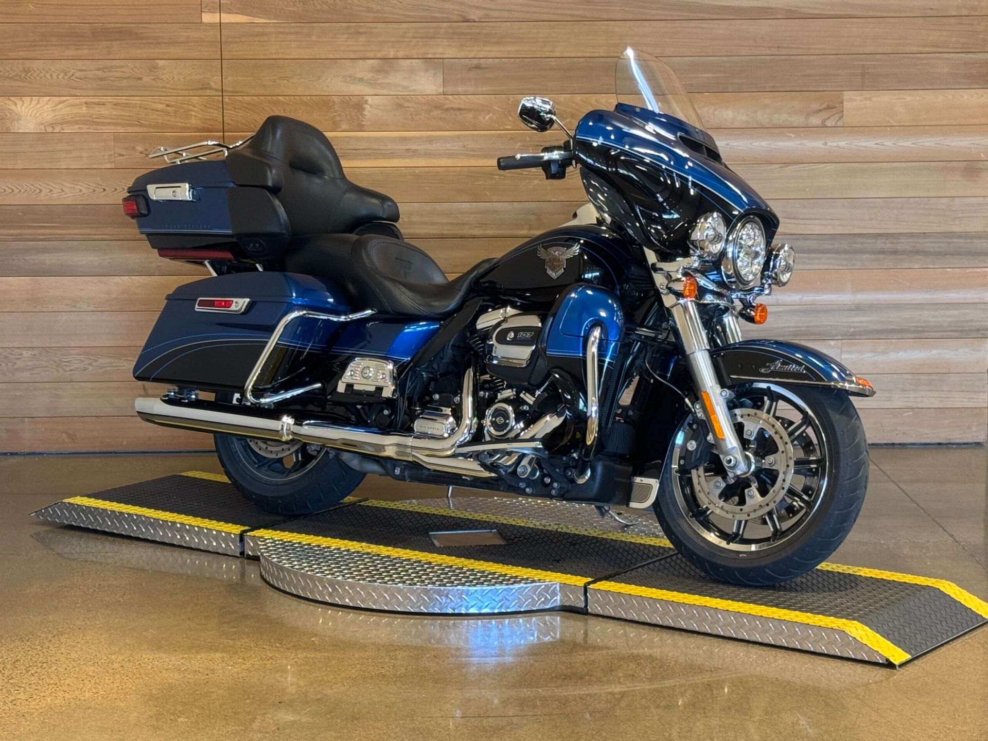 2018 Harley-Davidson 115th Anniversary Ultra Limited in Salem, Oregon - Photo 2