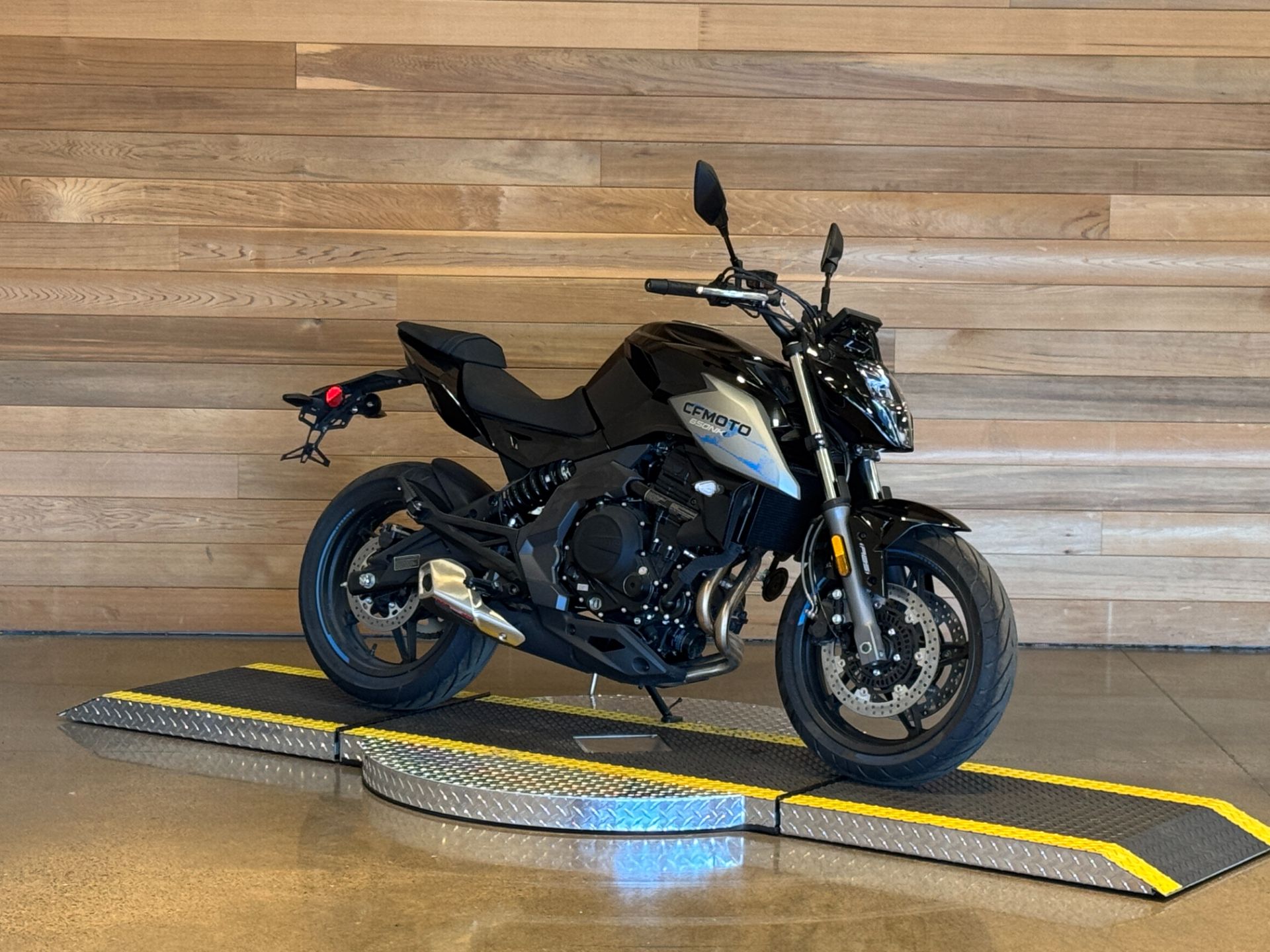 2022 CFMOTO 650NK in Salem, Oregon - Photo 2