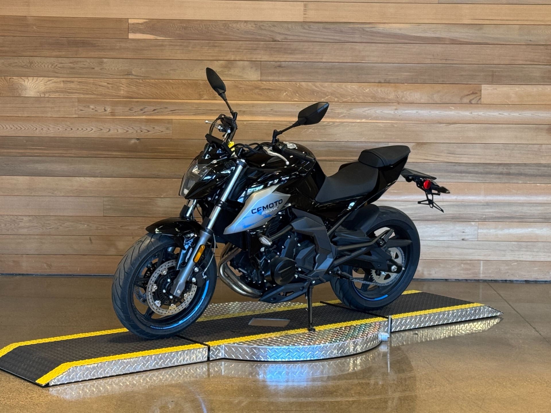 2022 CFMOTO 650NK in Salem, Oregon - Photo 4