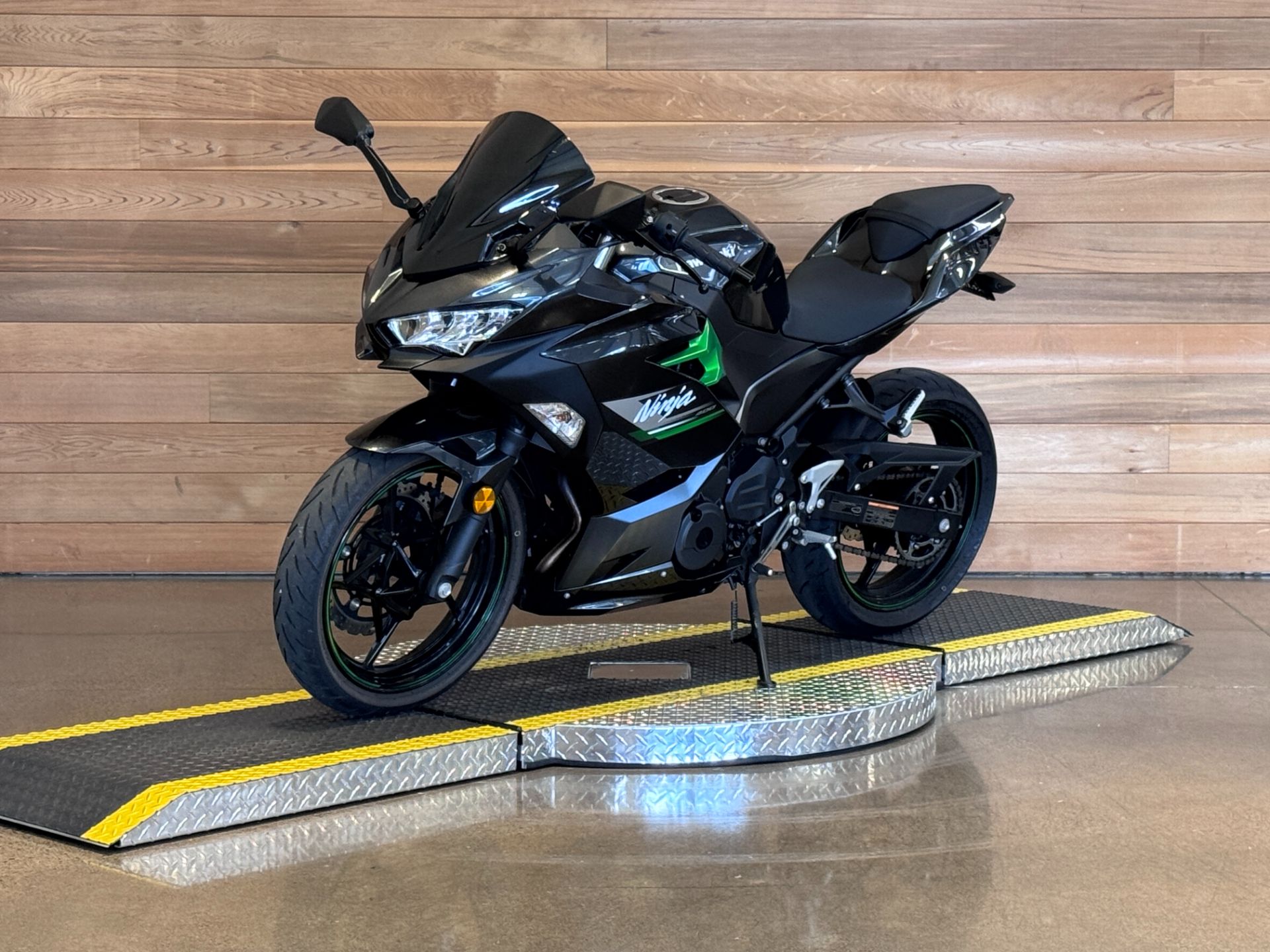 2023 Kawasaki Ninja 400 ABS in Salem, Oregon - Photo 4