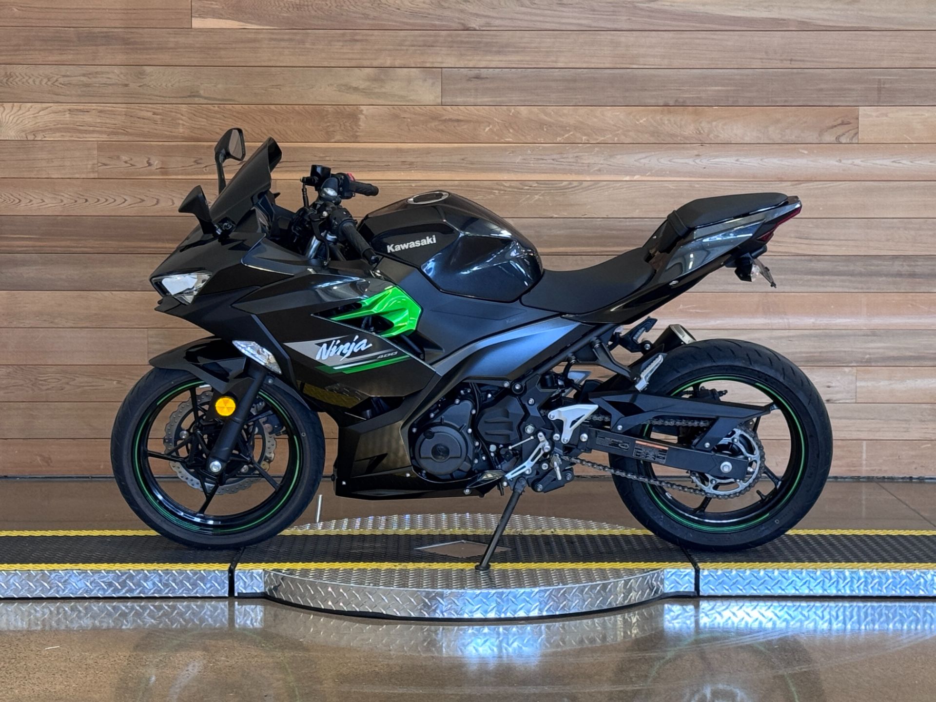 2023 Kawasaki Ninja 400 ABS in Salem, Oregon - Photo 5