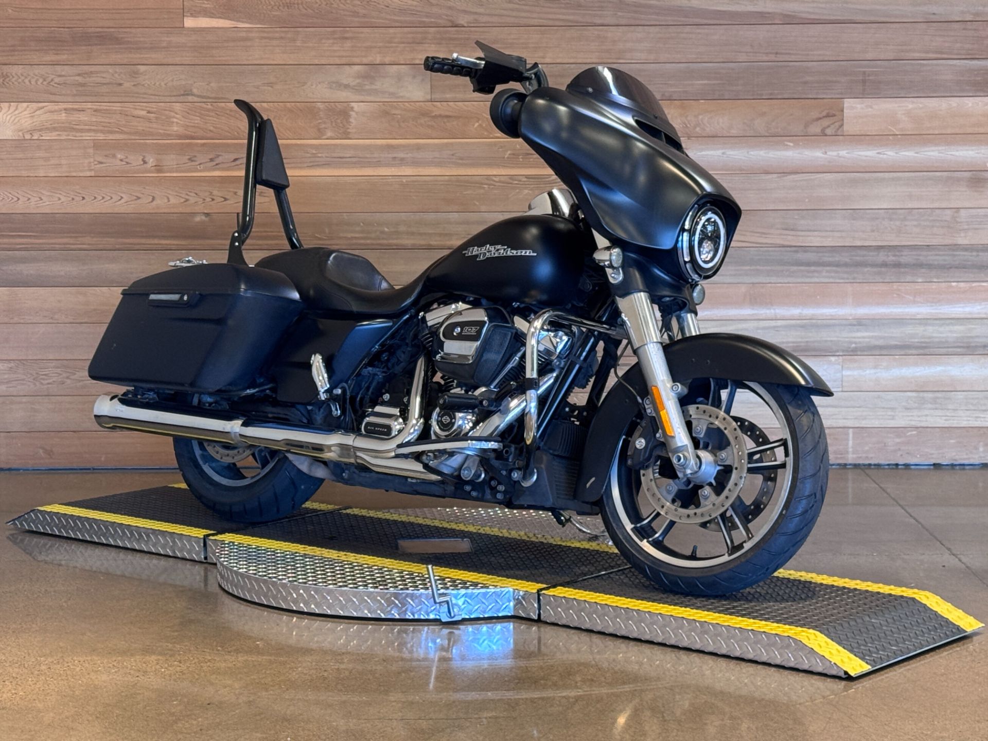 2017 Harley-Davidson Street Glide® Special in Salem, Oregon - Photo 2