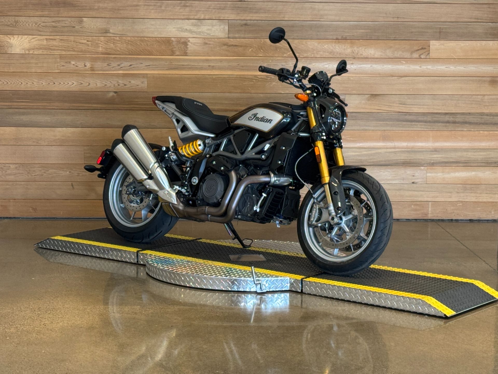 2023 Indian Motorcycle FTR R Carbon in Salem, Oregon - Photo 2