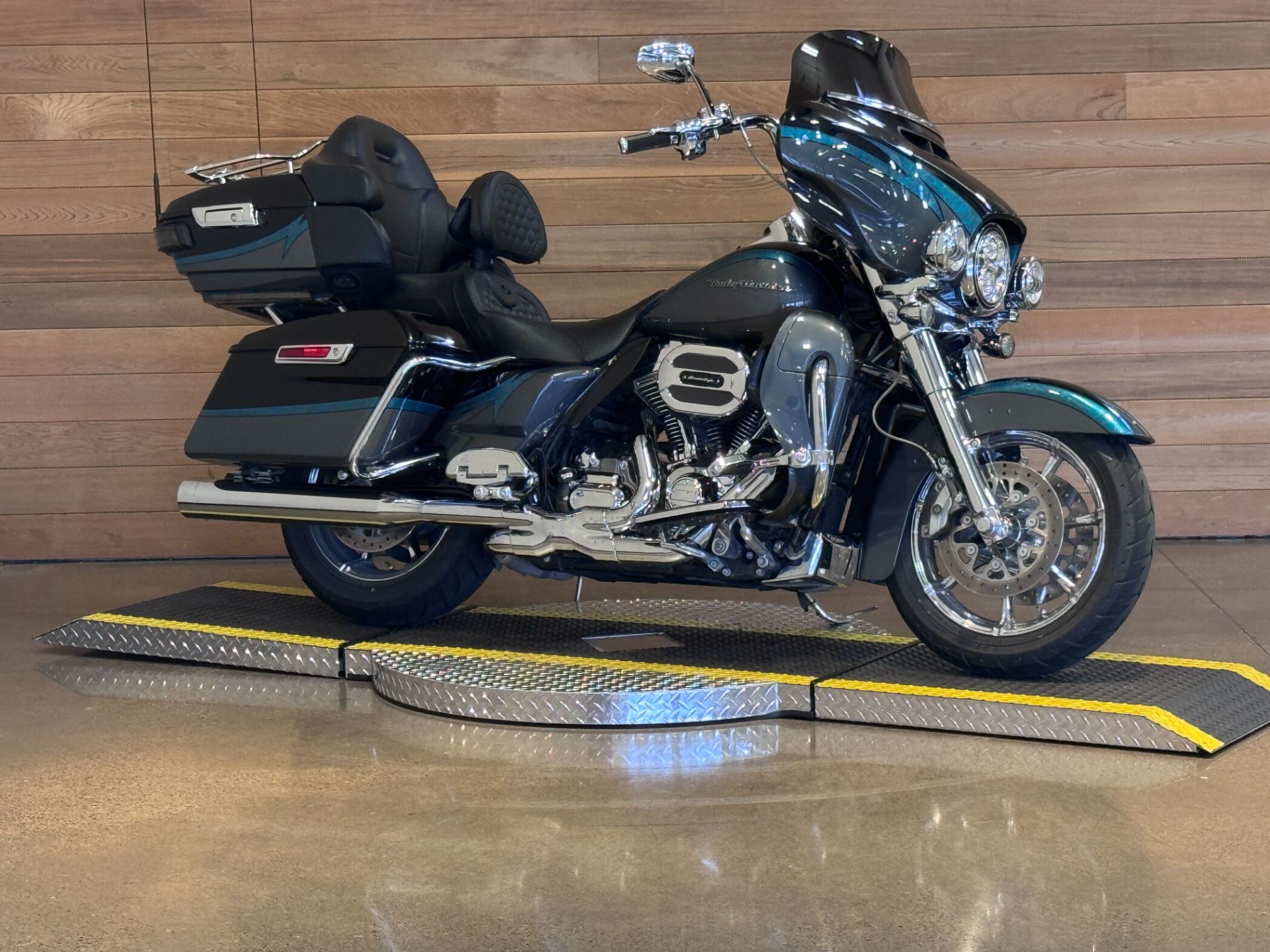 2015 Harley-Davidson CVO™ Limited in Salem, Oregon - Photo 2