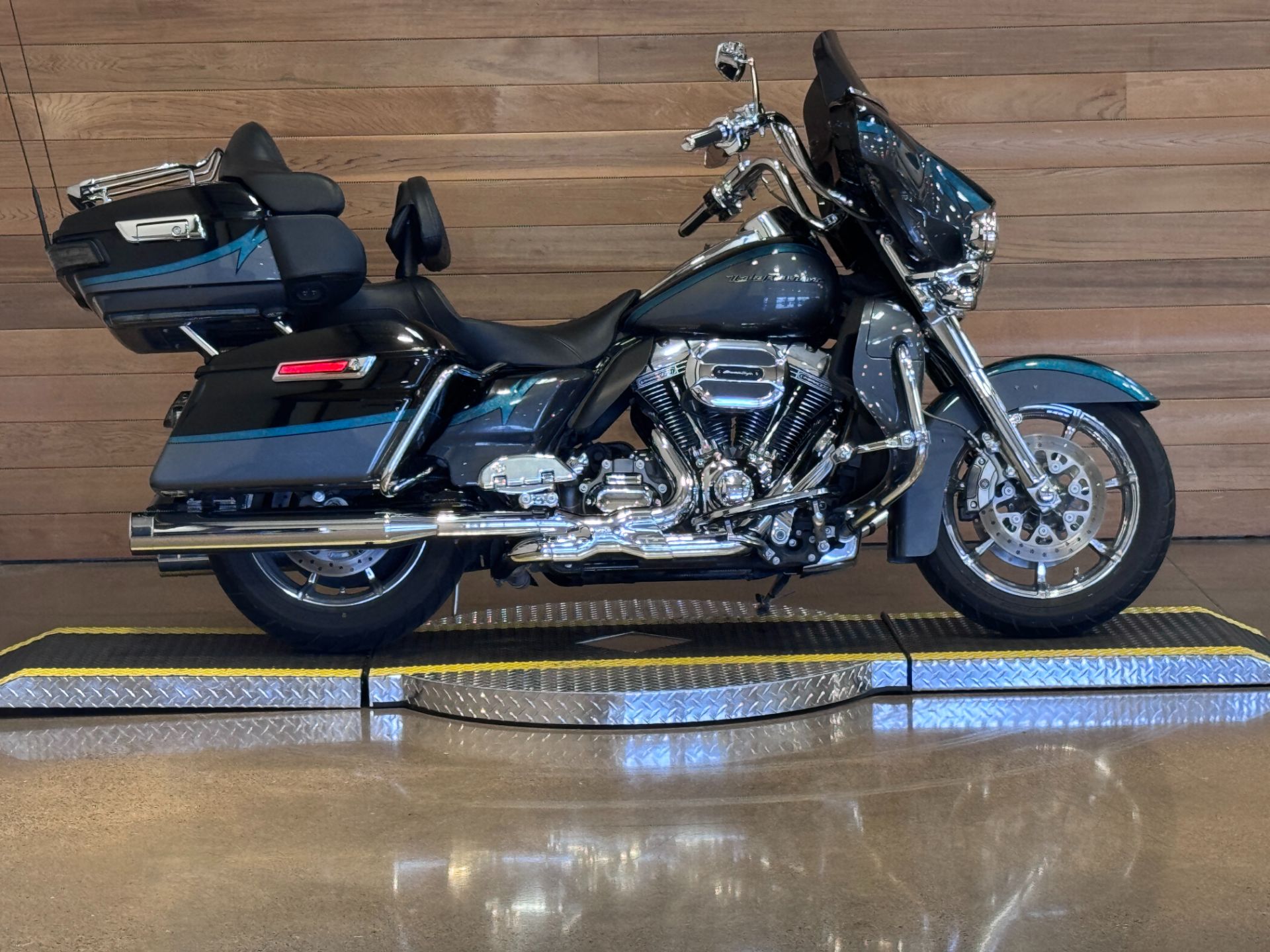 2015 Harley-Davidson CVO™ Limited in Salem, Oregon - Photo 1