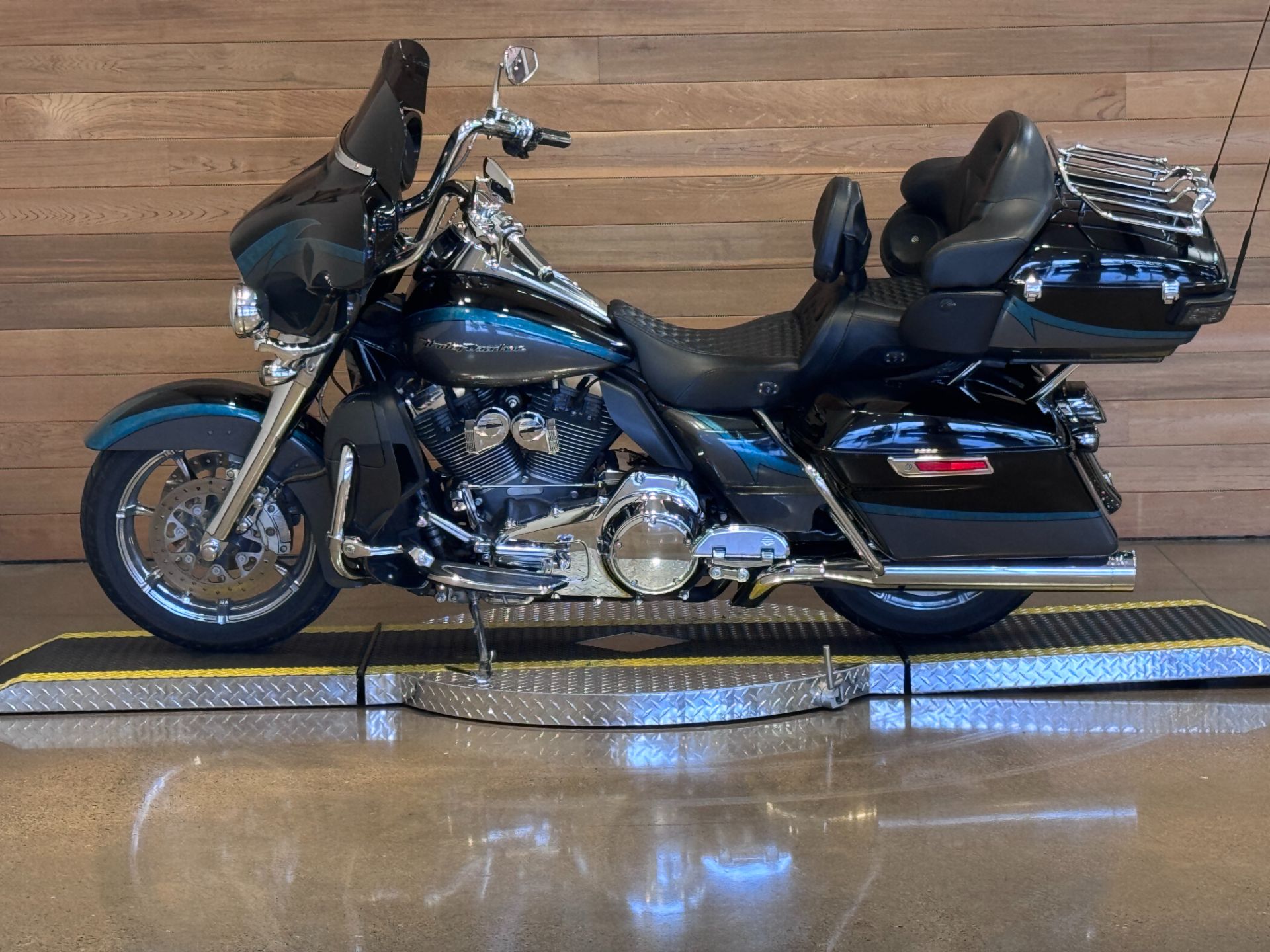 2015 Harley-Davidson CVO™ Limited in Salem, Oregon - Photo 5