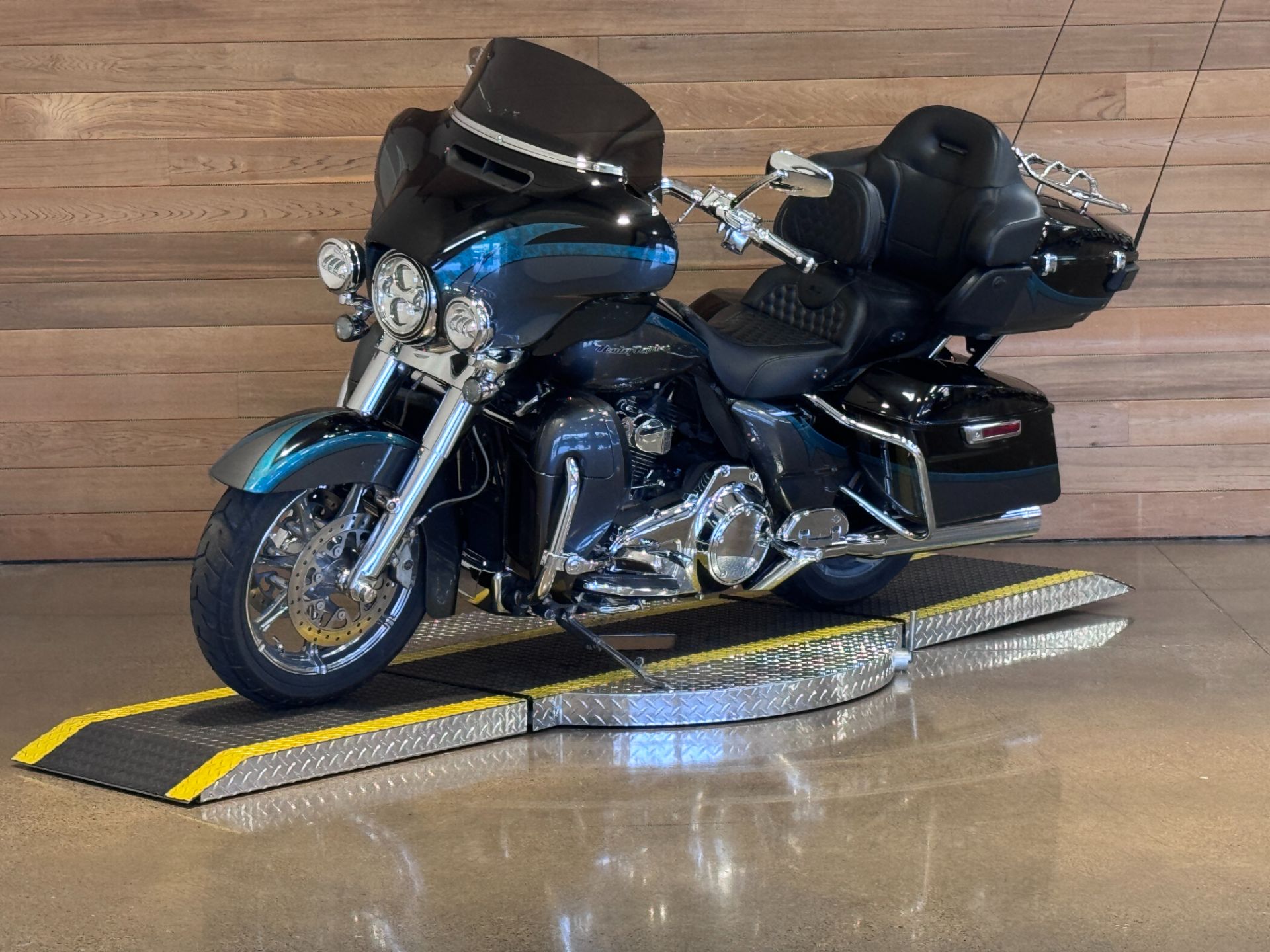 2015 Harley-Davidson CVO™ Limited in Salem, Oregon - Photo 4