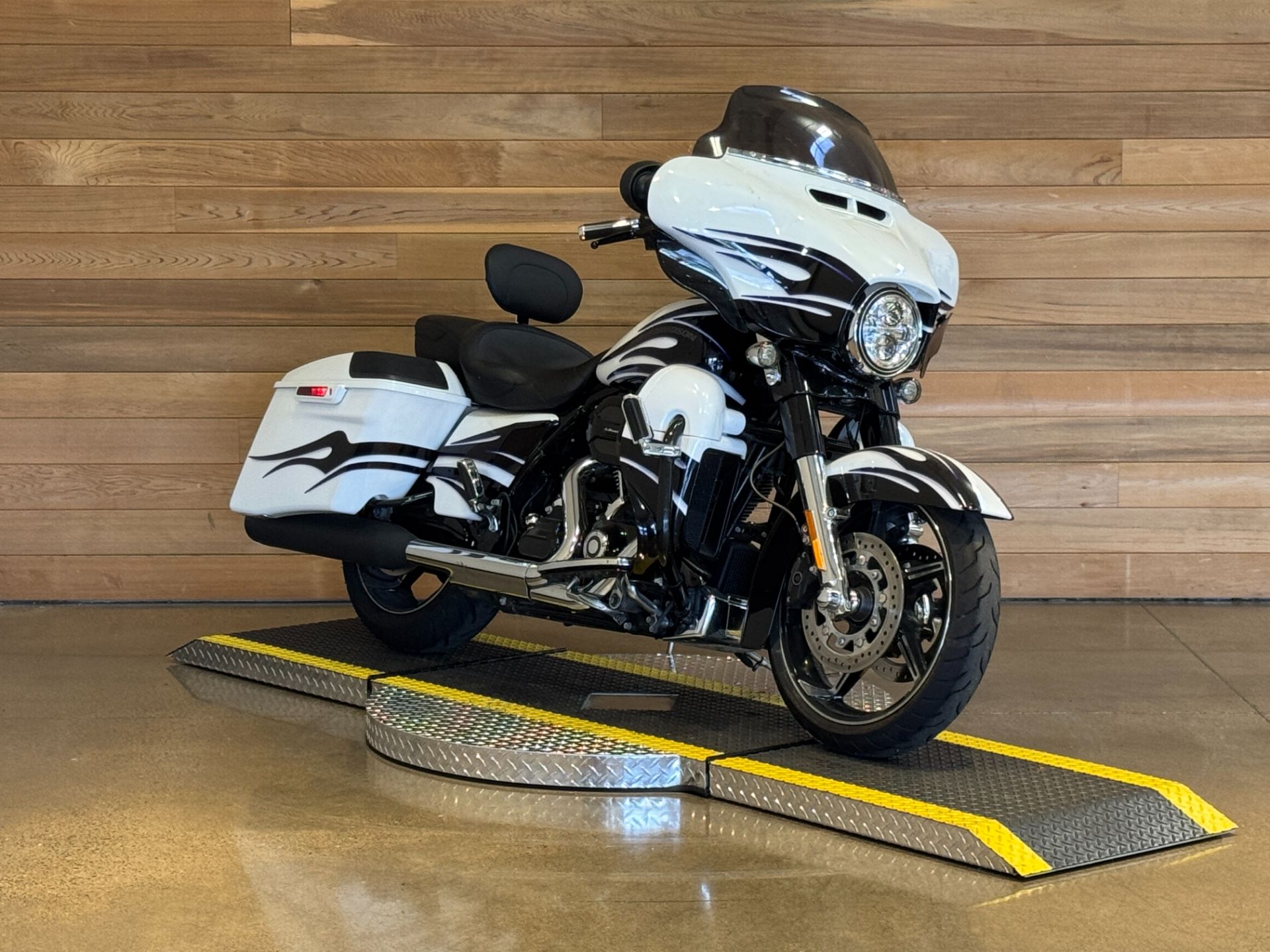 2016 Harley-Davidson CVO™ Street Glide® in Salem, Oregon - Photo 2